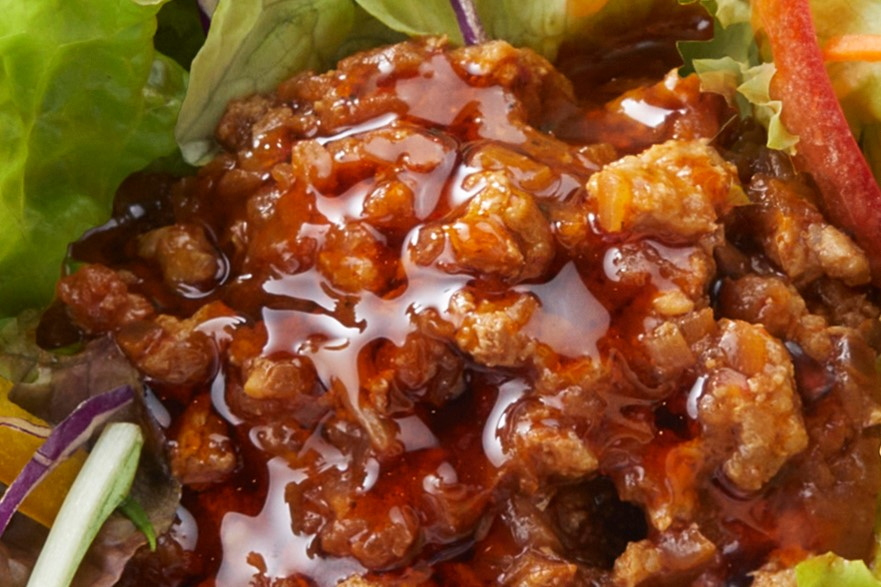 辛さ際立つ担々肉みそとラー油が決め手の「ピリ辛担々サラダうどん」