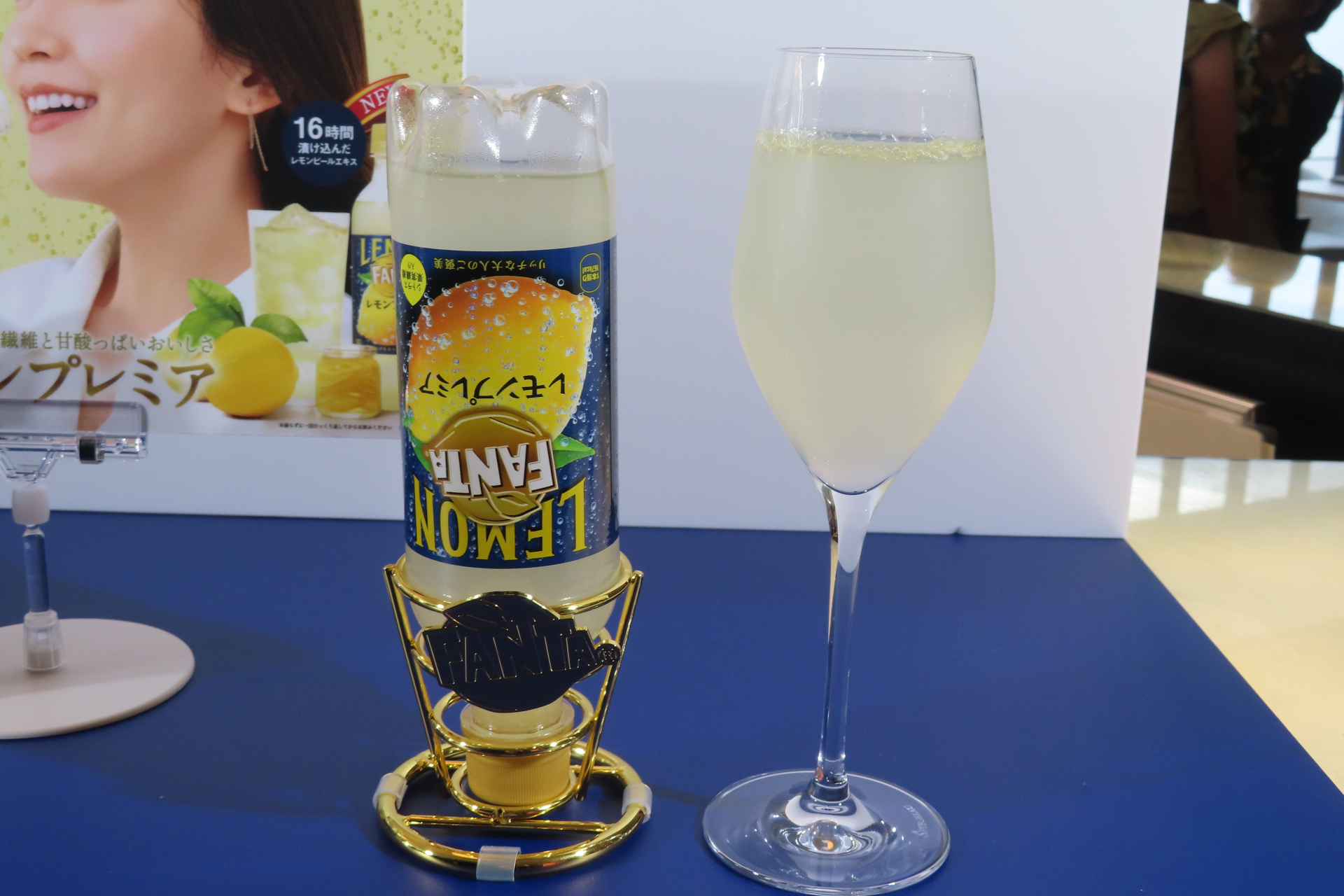 ボトルを振らずに一度ひっくり返してから飲む方法が推奨されている