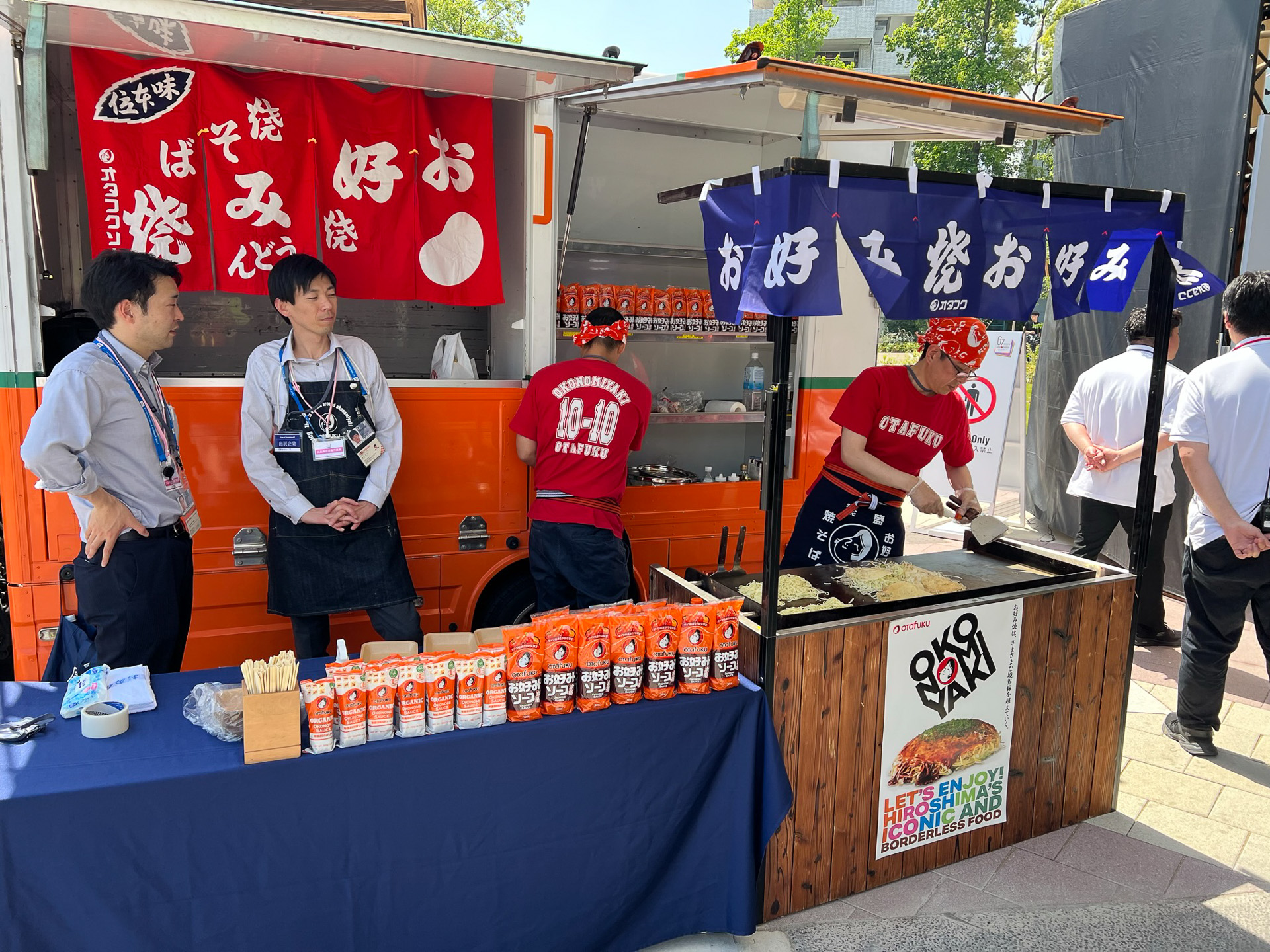 17日のみ実演展示が行なわれたお好み焼き作り