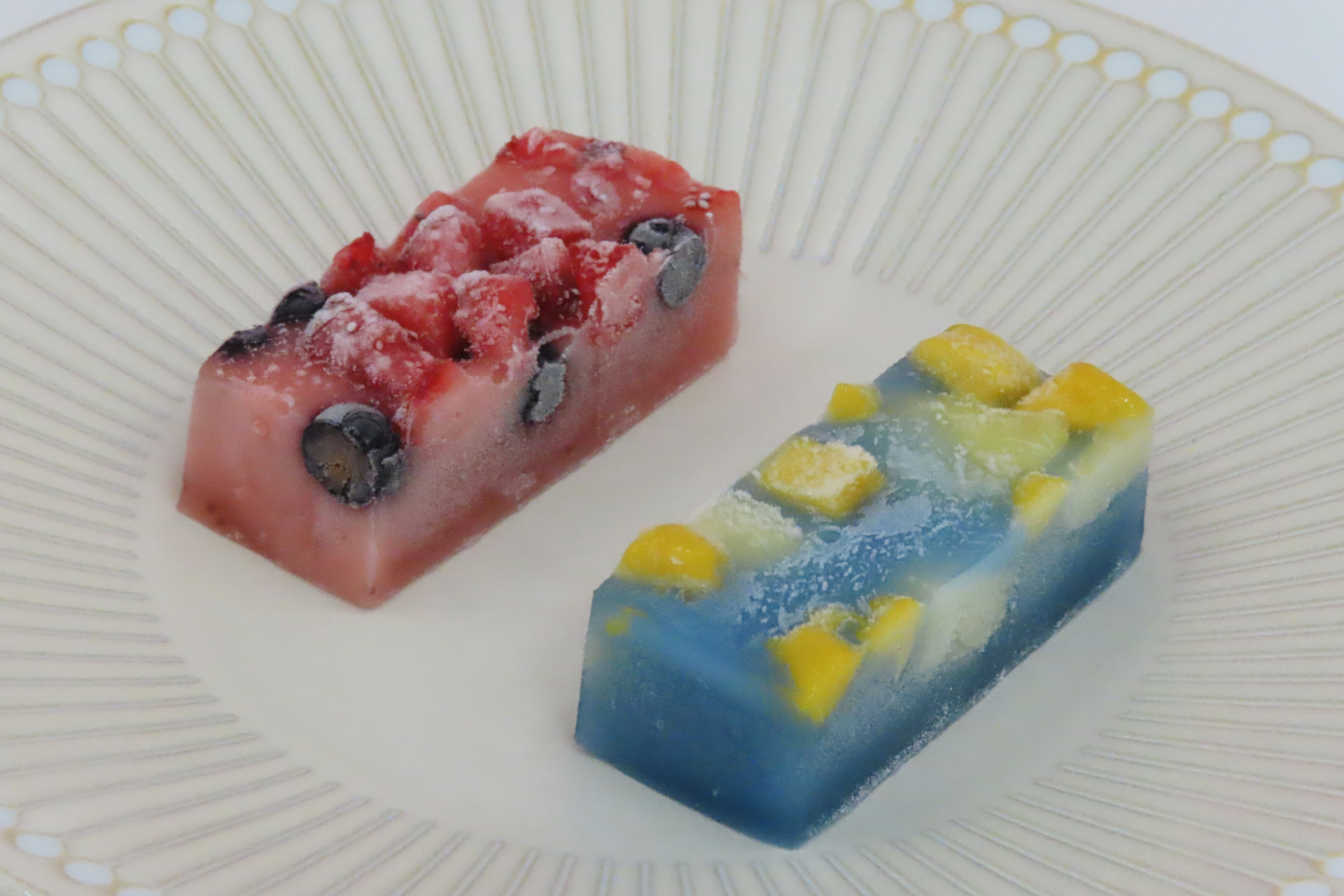 「ひんやりドルチェ 葛ベリー ～いちご＆ブルーベリー～」（左）と「ひんやりドルチェ 葛ソーダ ～パイン＆マンゴー～」（右）