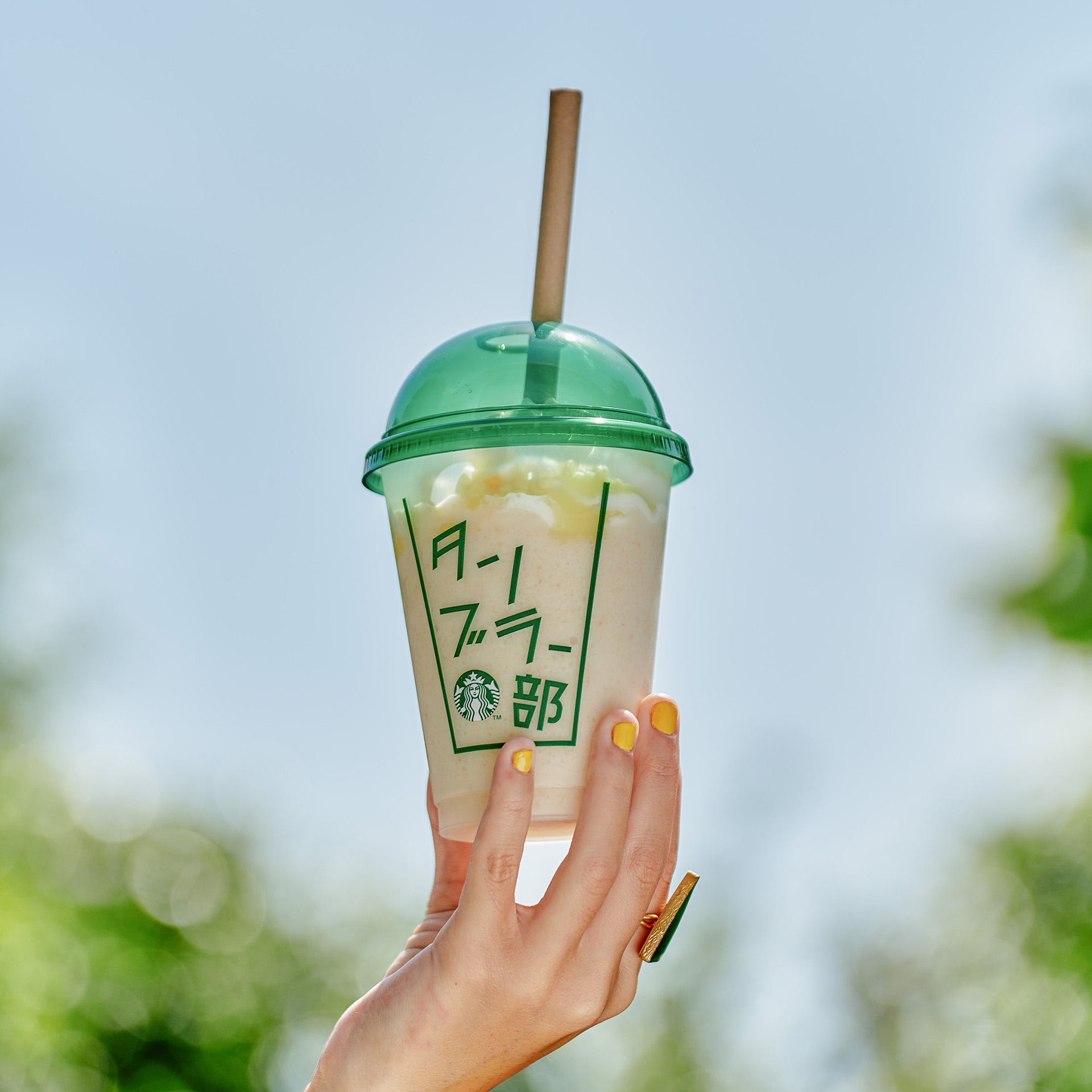 「タンブラー部」のロゴが描かれたリユーザブルカップ