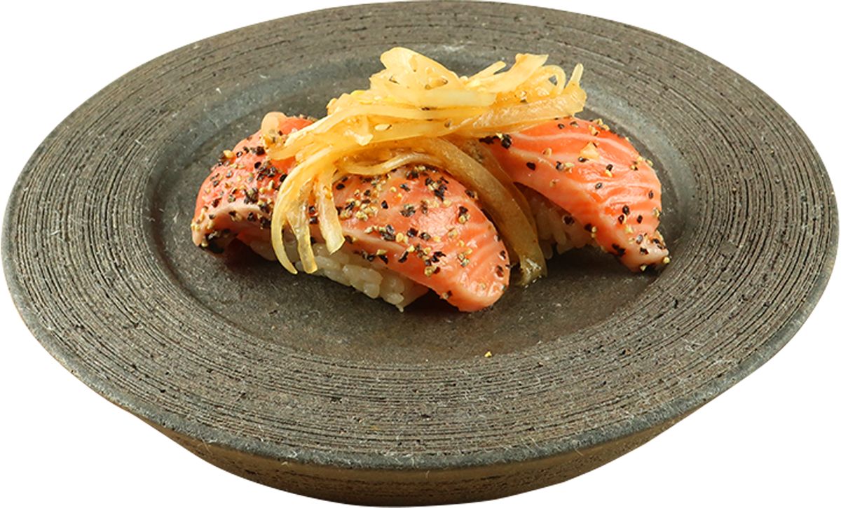 「黒胡椒を効かせた、生サーモンの瞬間燻製寿司」（538円）