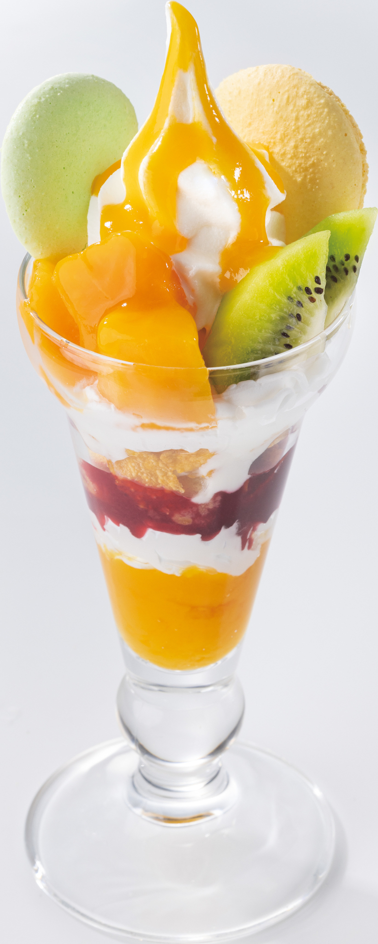 「とろけるマンゴー＆シトロンマカロンパフェ」（750円）