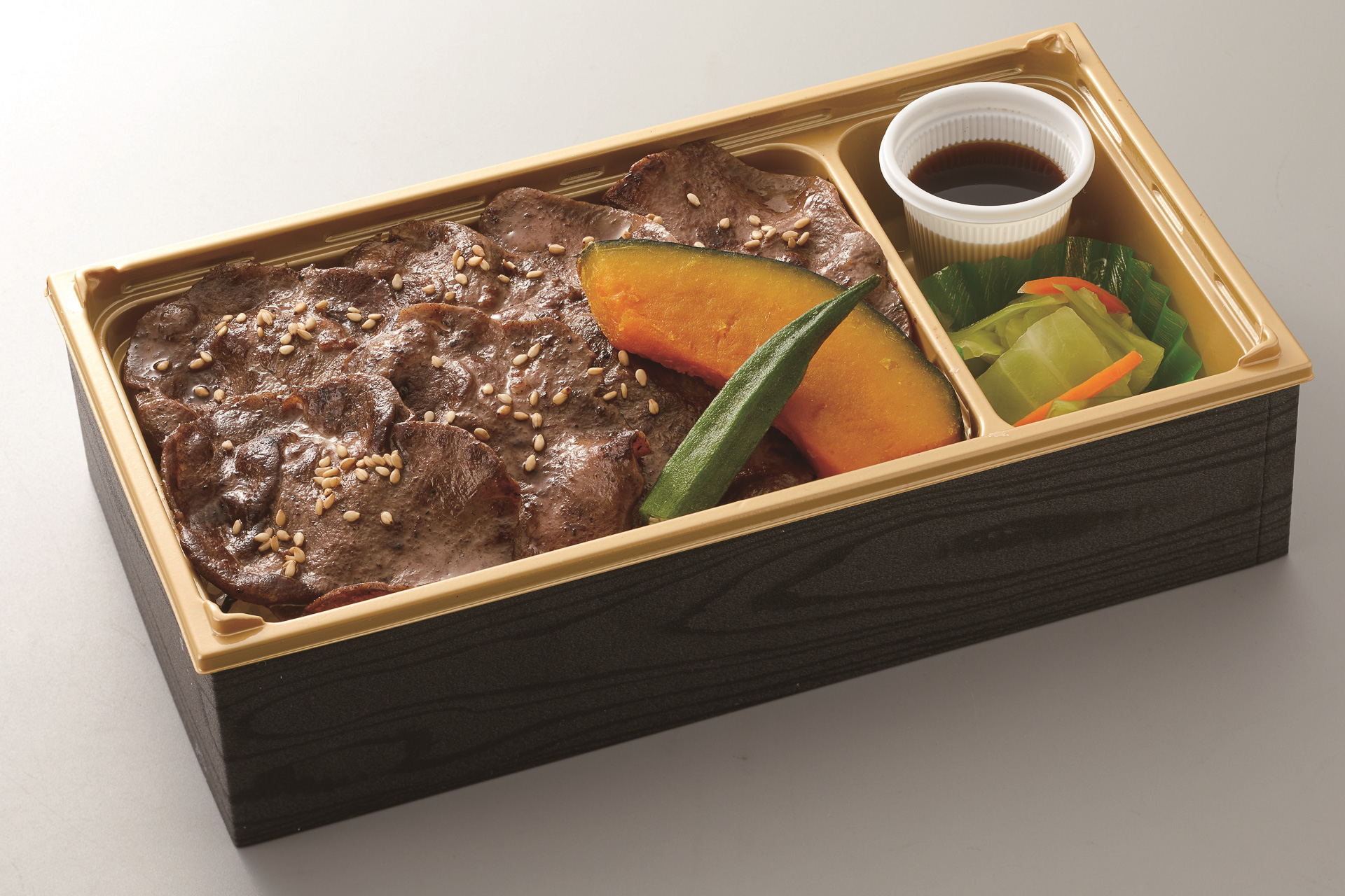 和食さと「牛タン重」（1294円）