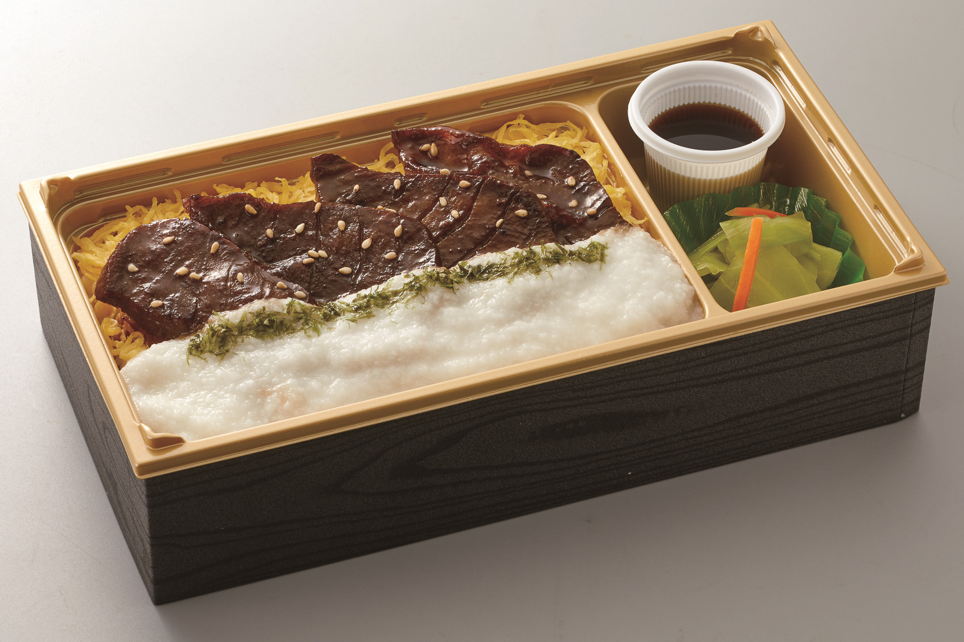 「厚切り牛タンとろろ重」（1510円）