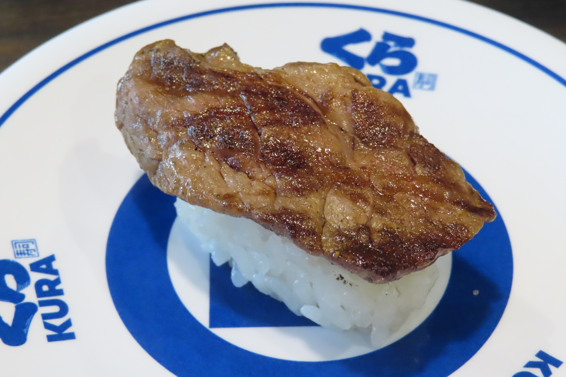 注文を受けてから1枚ずつ焼き上げる「【香川県産】オリーブ牛ステーキ（一貫）」（390円）