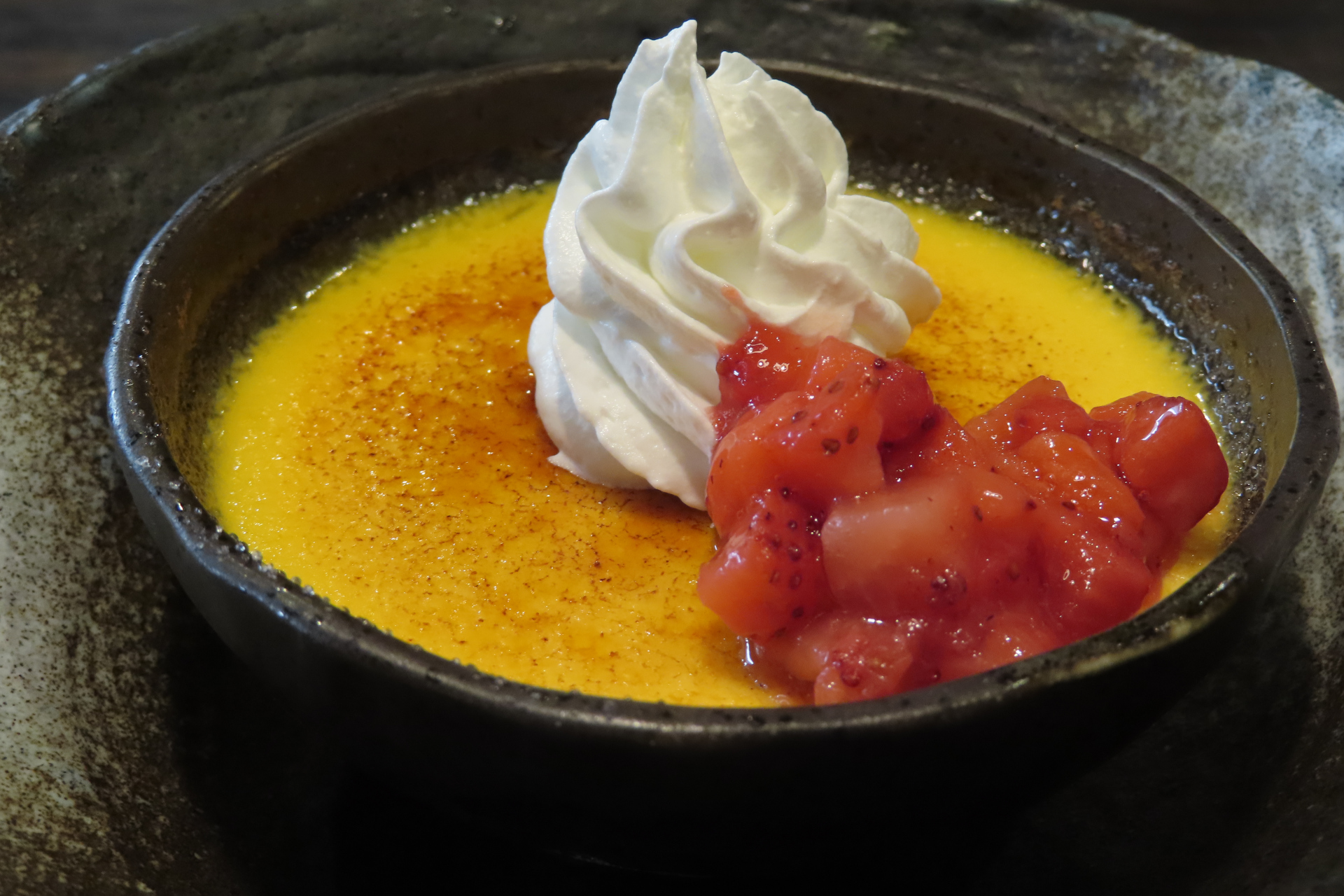 店内で1つずつ仕込む「アイスブリュレ」（360円）