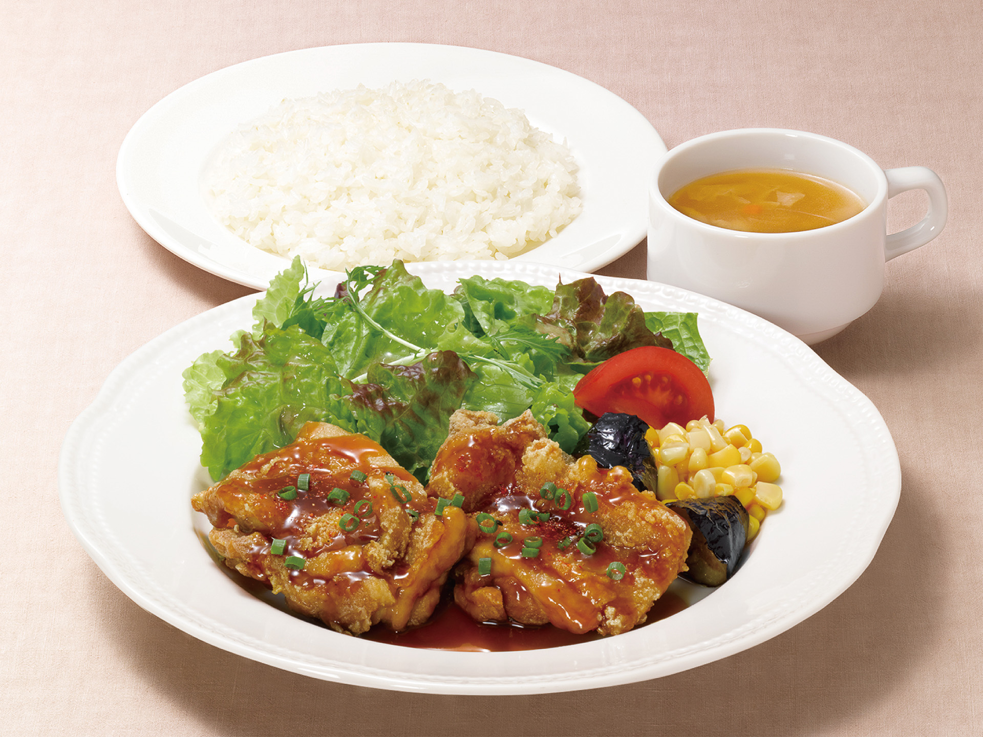 「チキンの竜田揚げテリヤキソースランチ（スープ・ライス付）」（968円・月火曜限定）