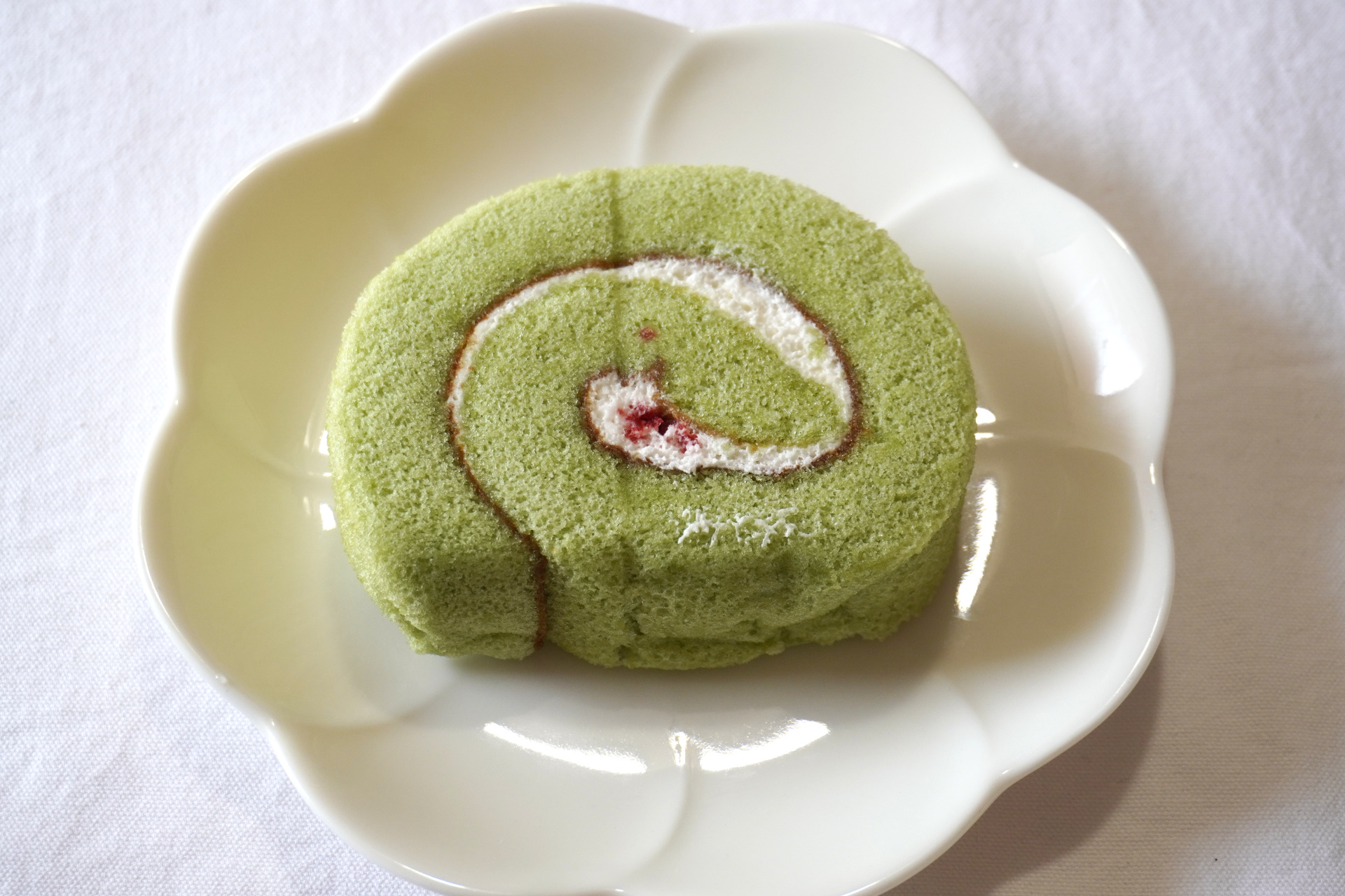 パッケージを開けると、メロンソーダの香りが漂う。ふわふわのクリームから、メロンソーダの炭酸感を感じられる