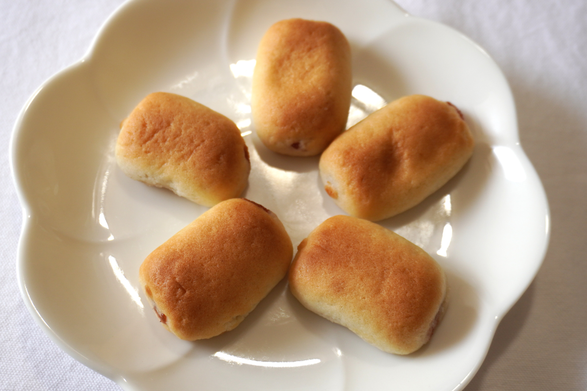 もっちり、しっとり食感が特徴的でクセになる。中にはぎっしりいちごジャムが詰まっている