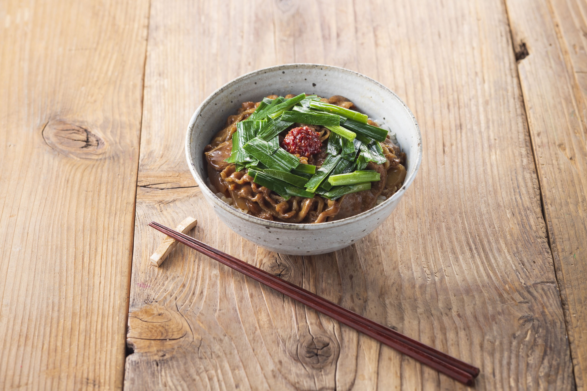 「牛肉とニラの焼肉丼 富山県産アルギットニラ使用」（590円）