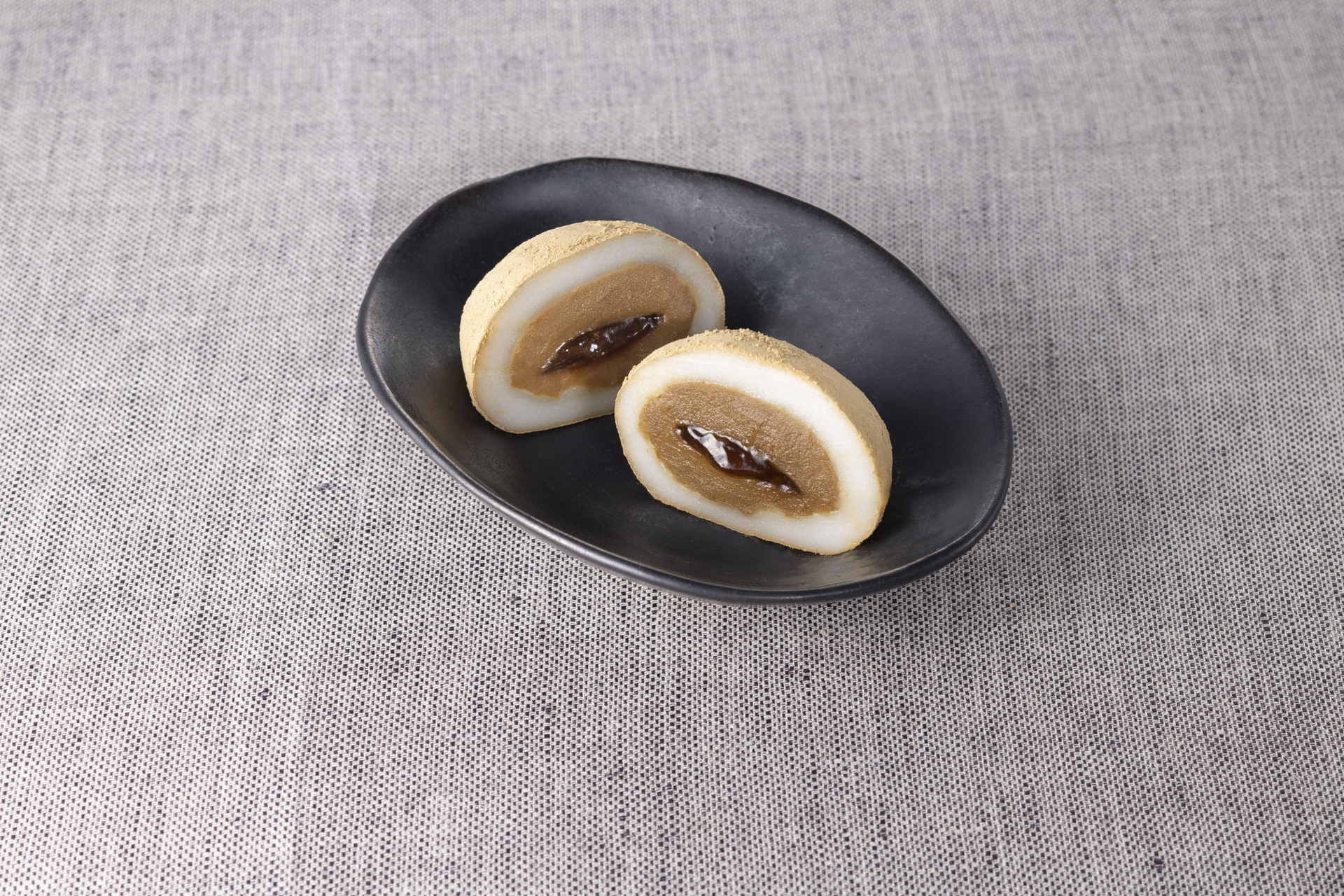 「富山県産米粉のおだんご ほうじ茶ラテ餡＆黒蜜」（140円）