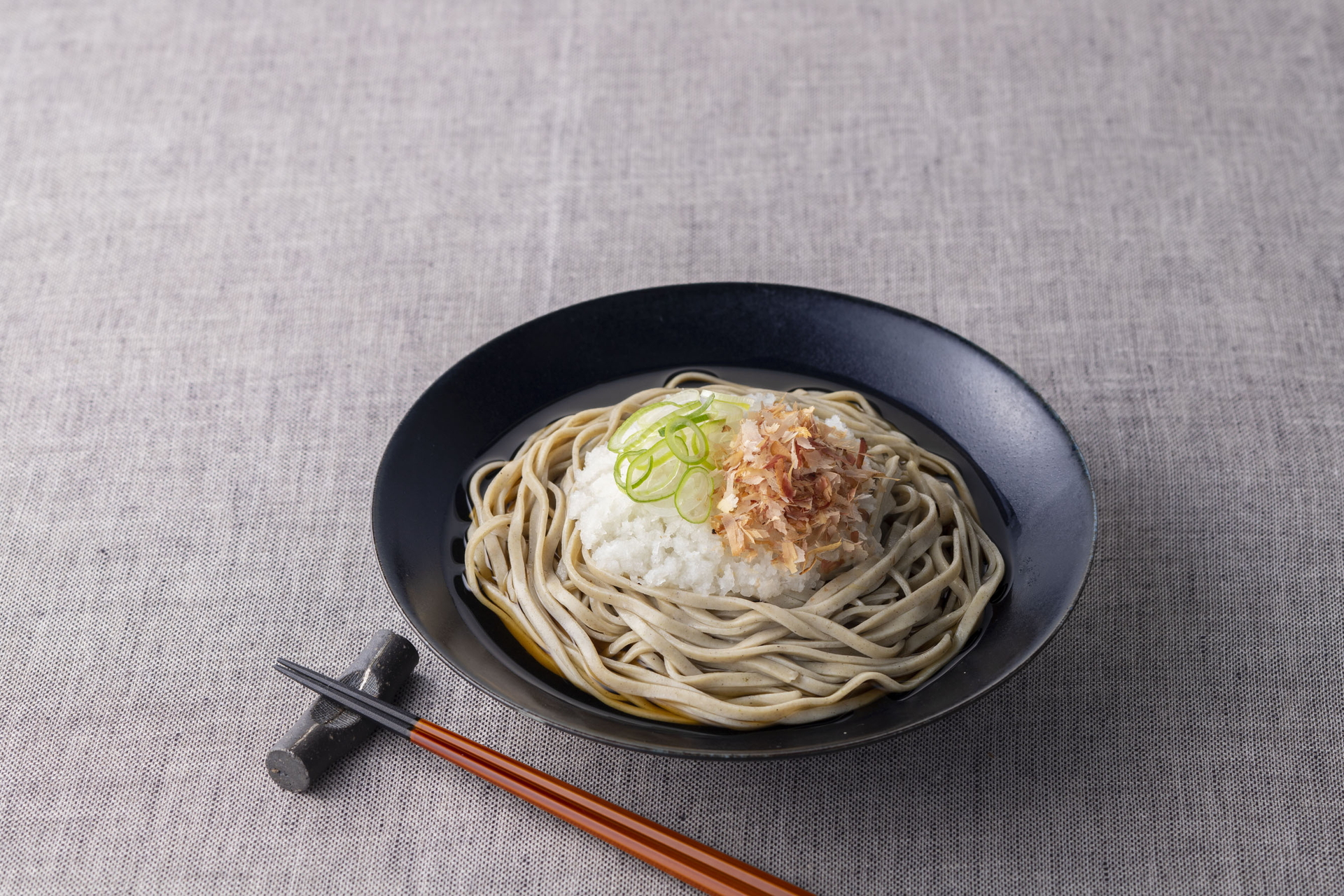 「福井県産玄蕎麦使用 越前おろし蕎麦」（390円）