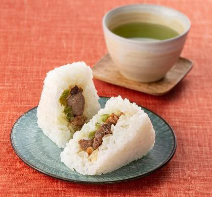 「厳選米おむすび炭火焼しまね和牛」（250円）