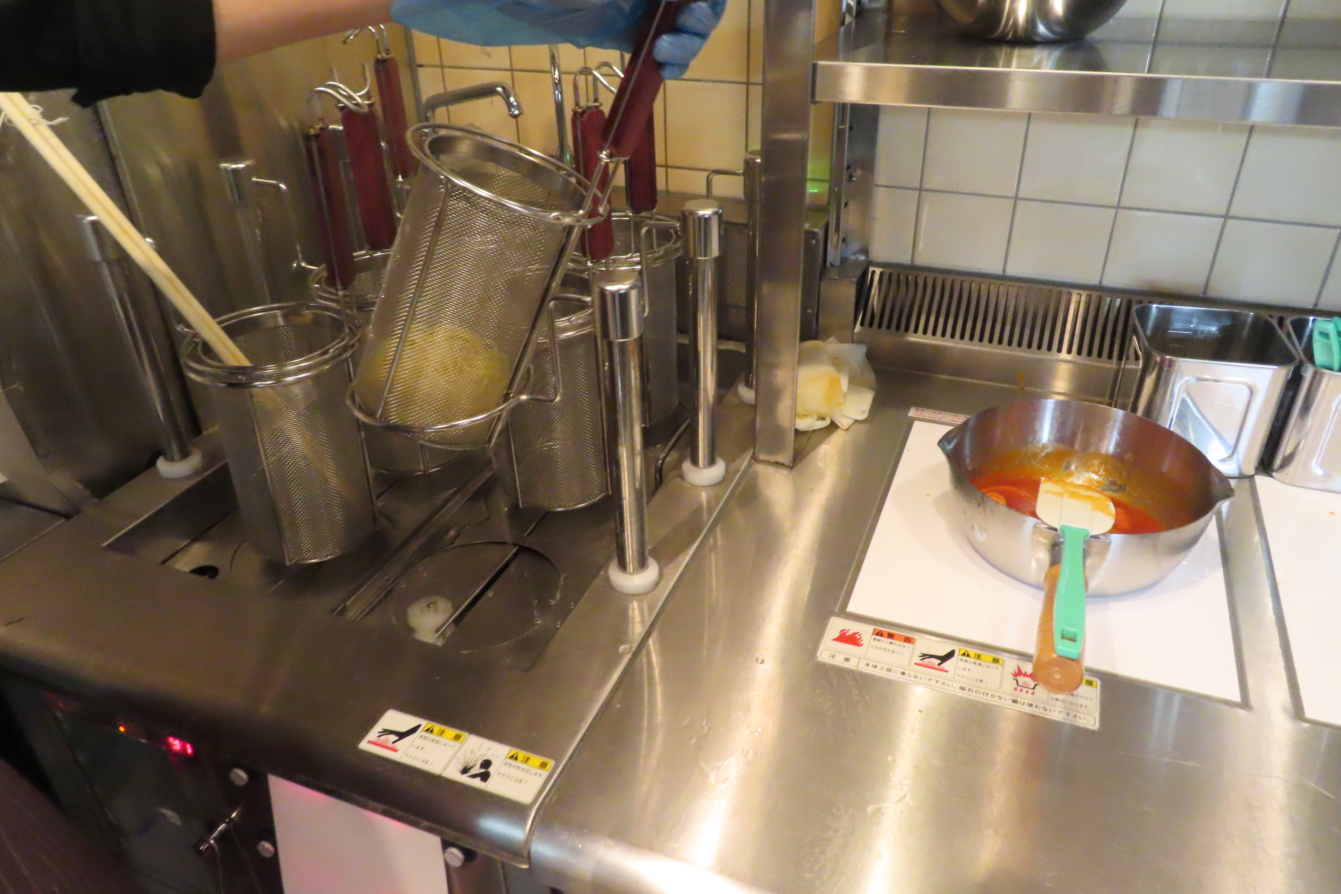 実は生麺パスタを使い、注文を受けてから茹であげている