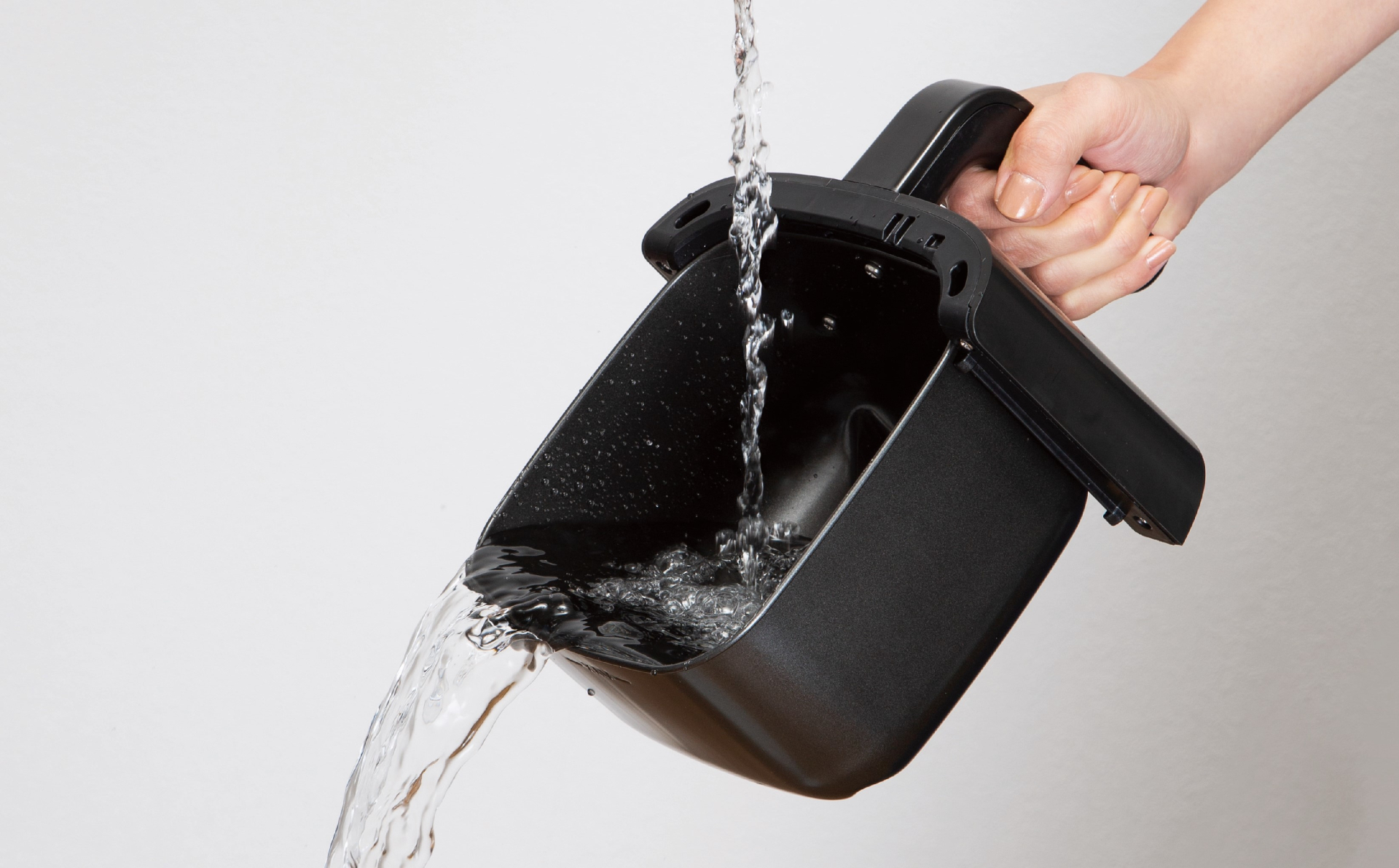 使い終わったら中性洗剤で水洗いするだけ。トレイは丸ごと洗うことができる