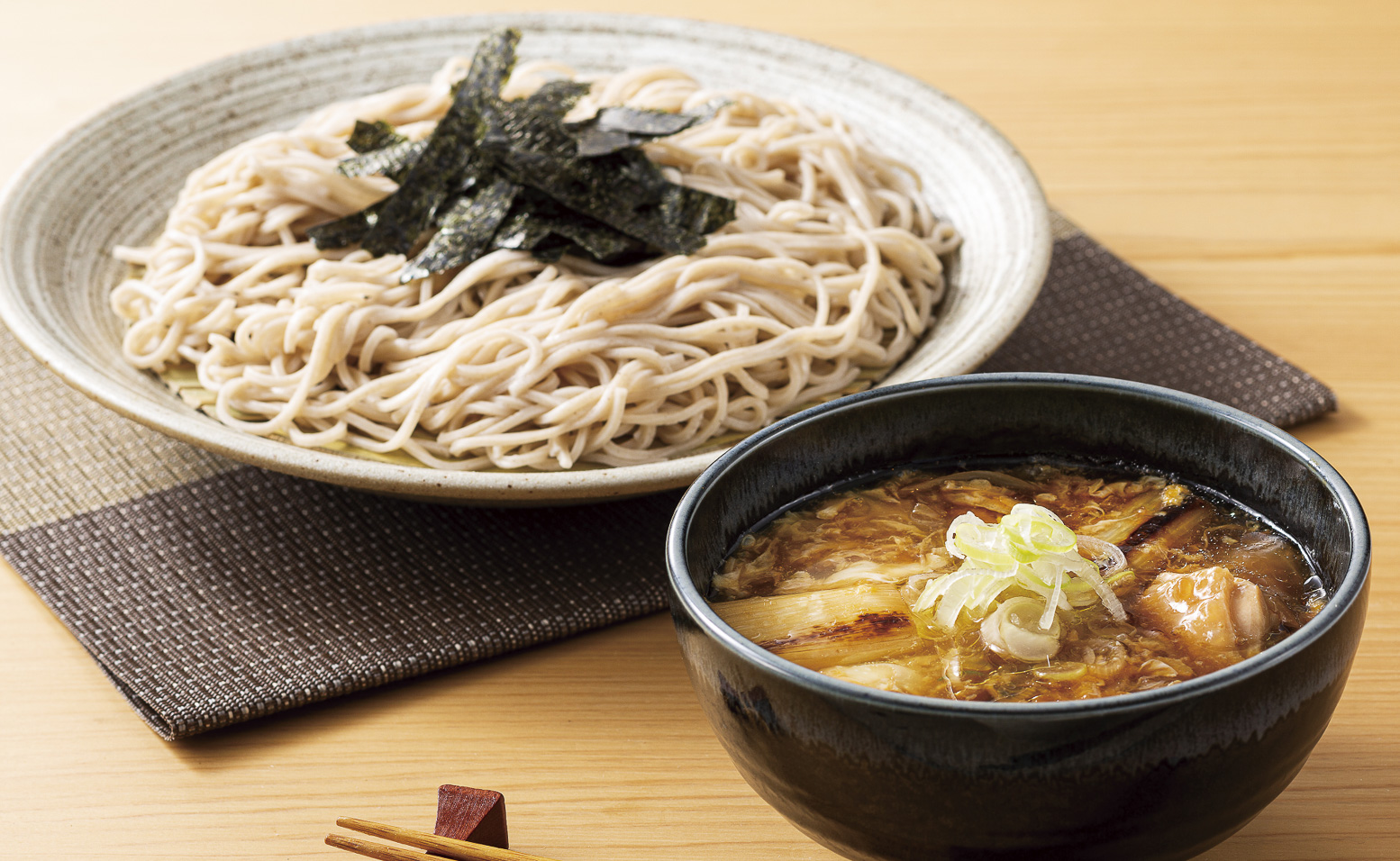「大戸屋の鶏つけ蕎麦（鶏あんかけ玉子とじ）」（980円）