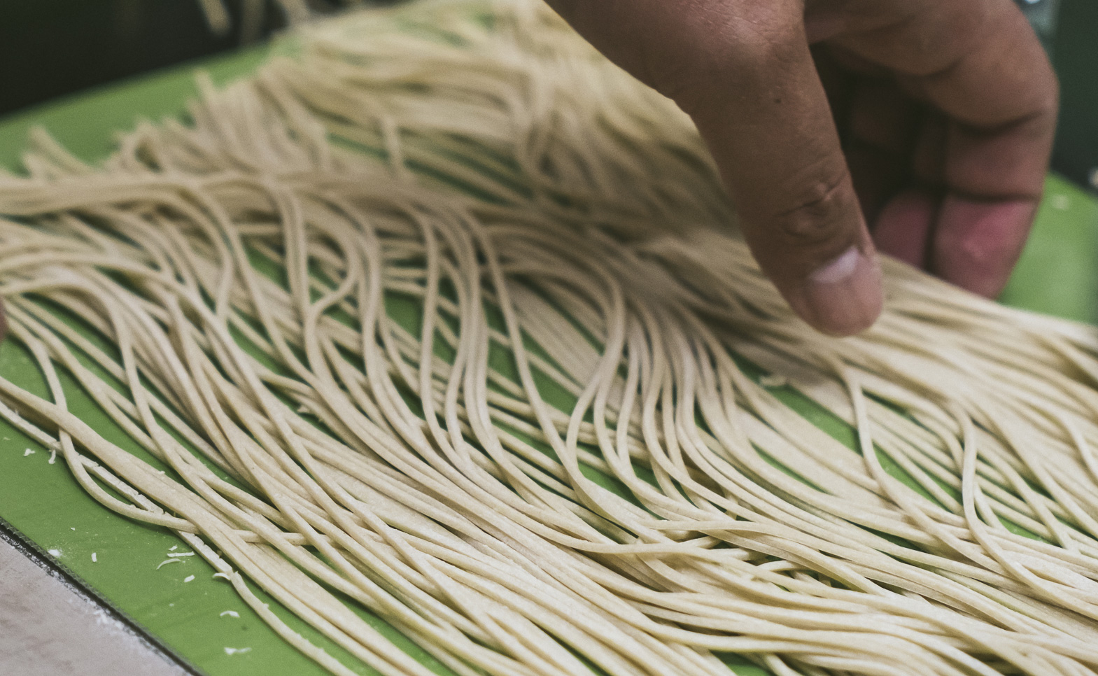 食材や料理との相性を研究し、絶妙な配合を追求したそば粉を使い店内製麺