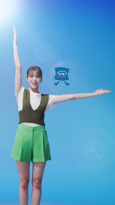 Web CMでは貴島明日香がごち層スイーツをイメージした色の衣装でアピールする