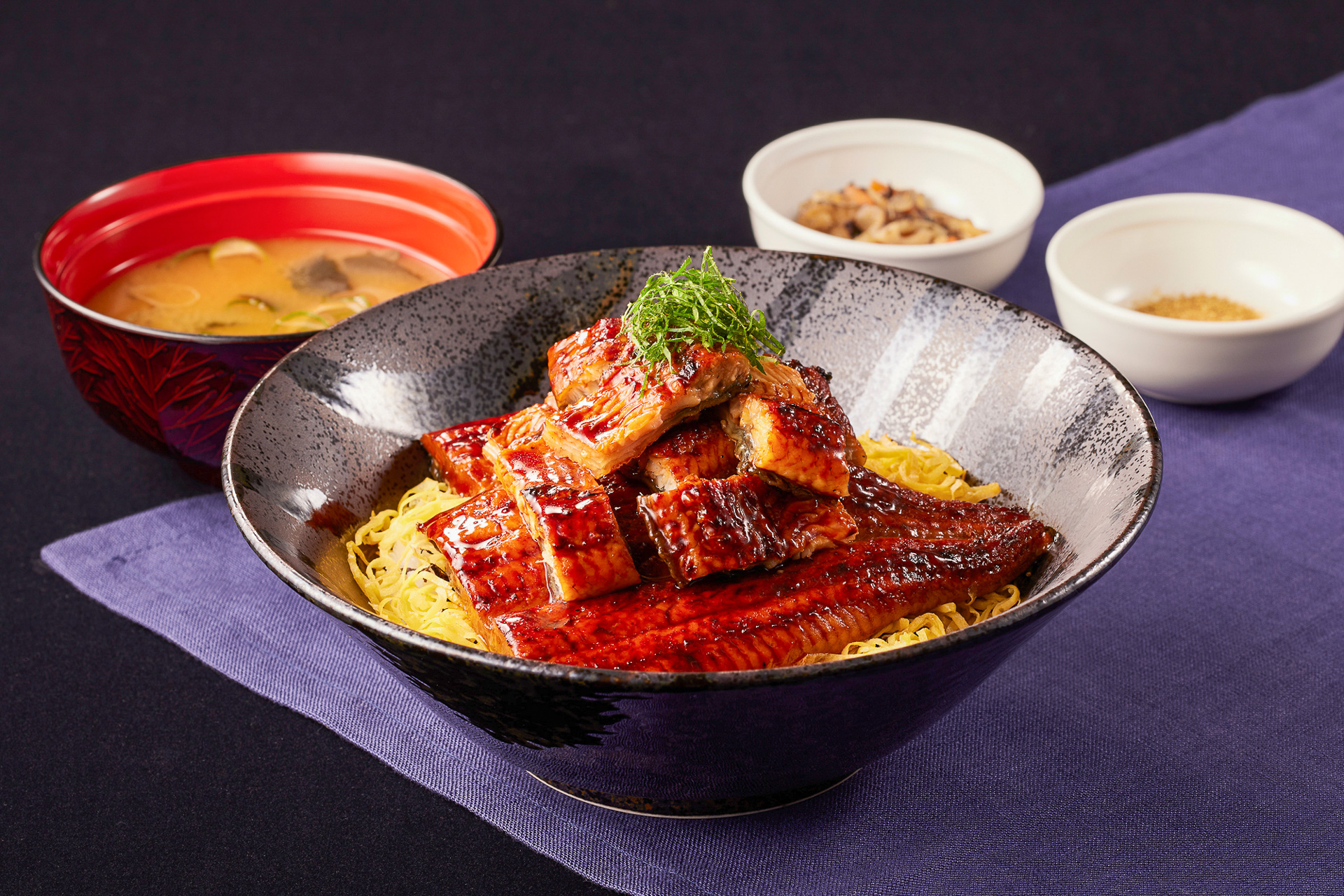 ココス「うなぎ一匹極み丼」（店内2409円/テイクアウト1892円）