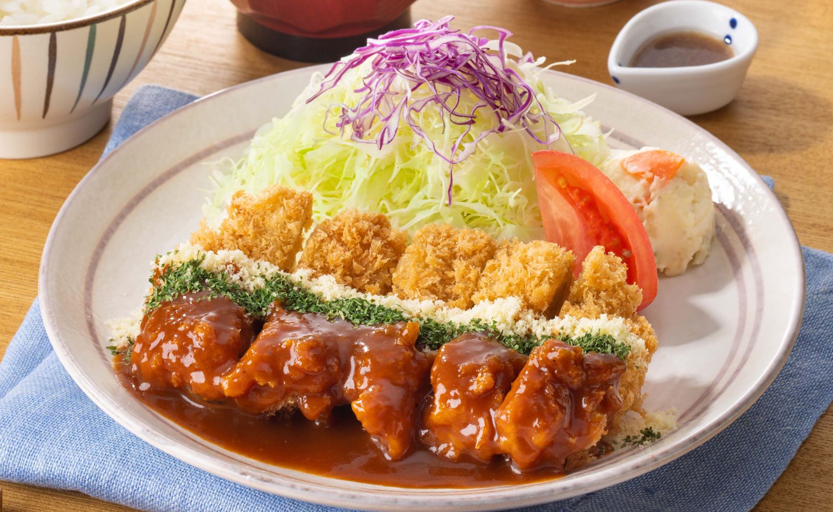 「デミグラスチキンかつ」（定食920円/単品830円）