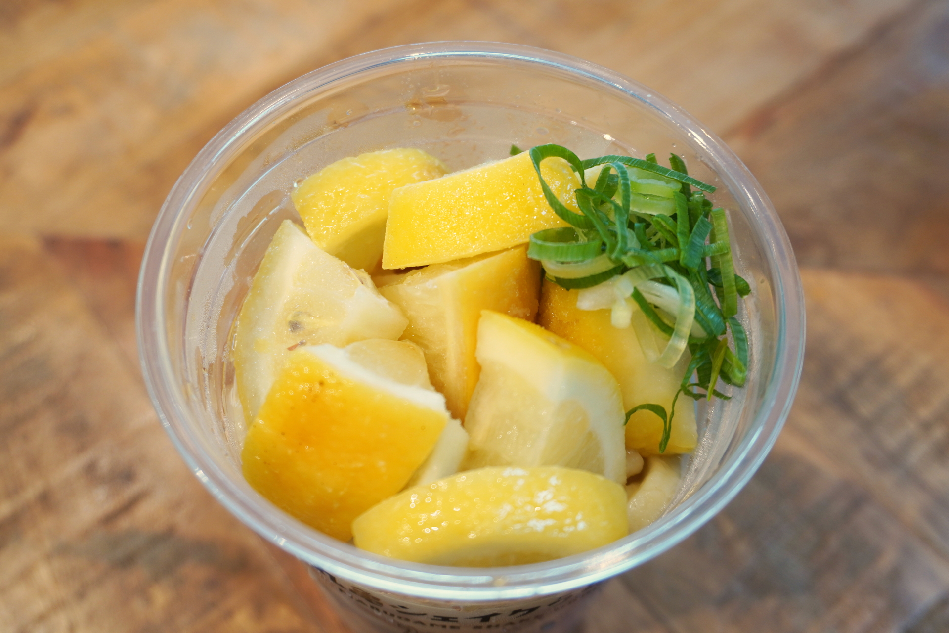 凍った塩レモンが氷の役割をして冷え冷えで食べられる