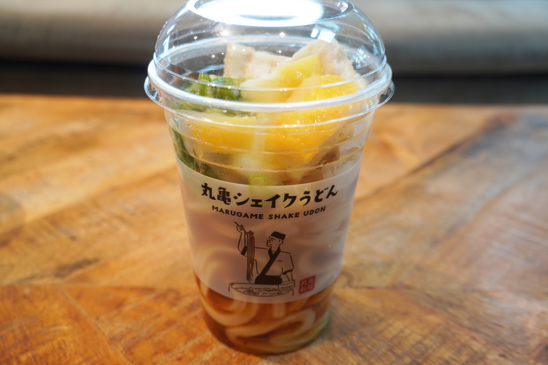 肉とレモンで見た目からしてもボリューミー