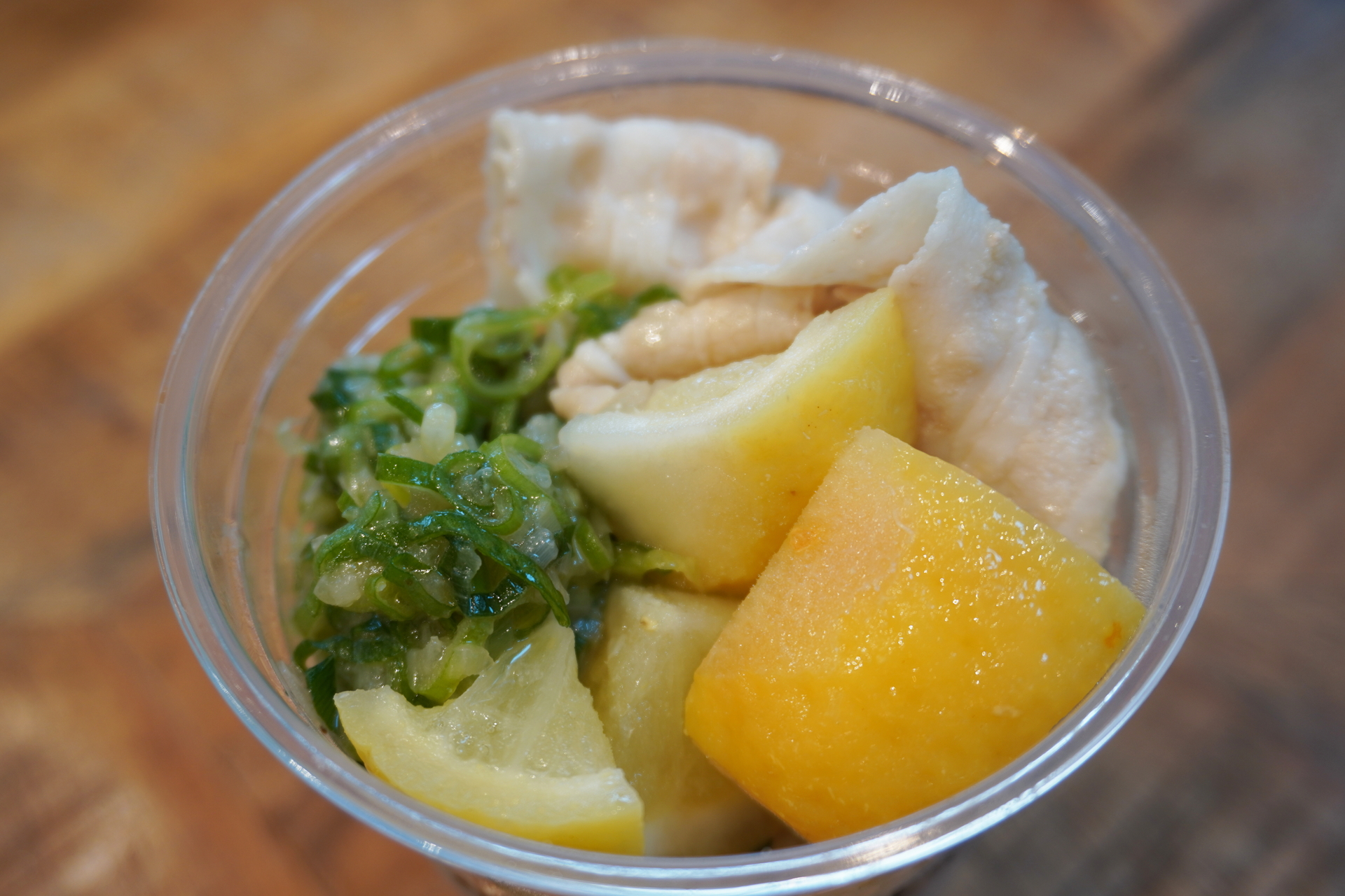 肉とレモンで見た目からしてもボリューミー