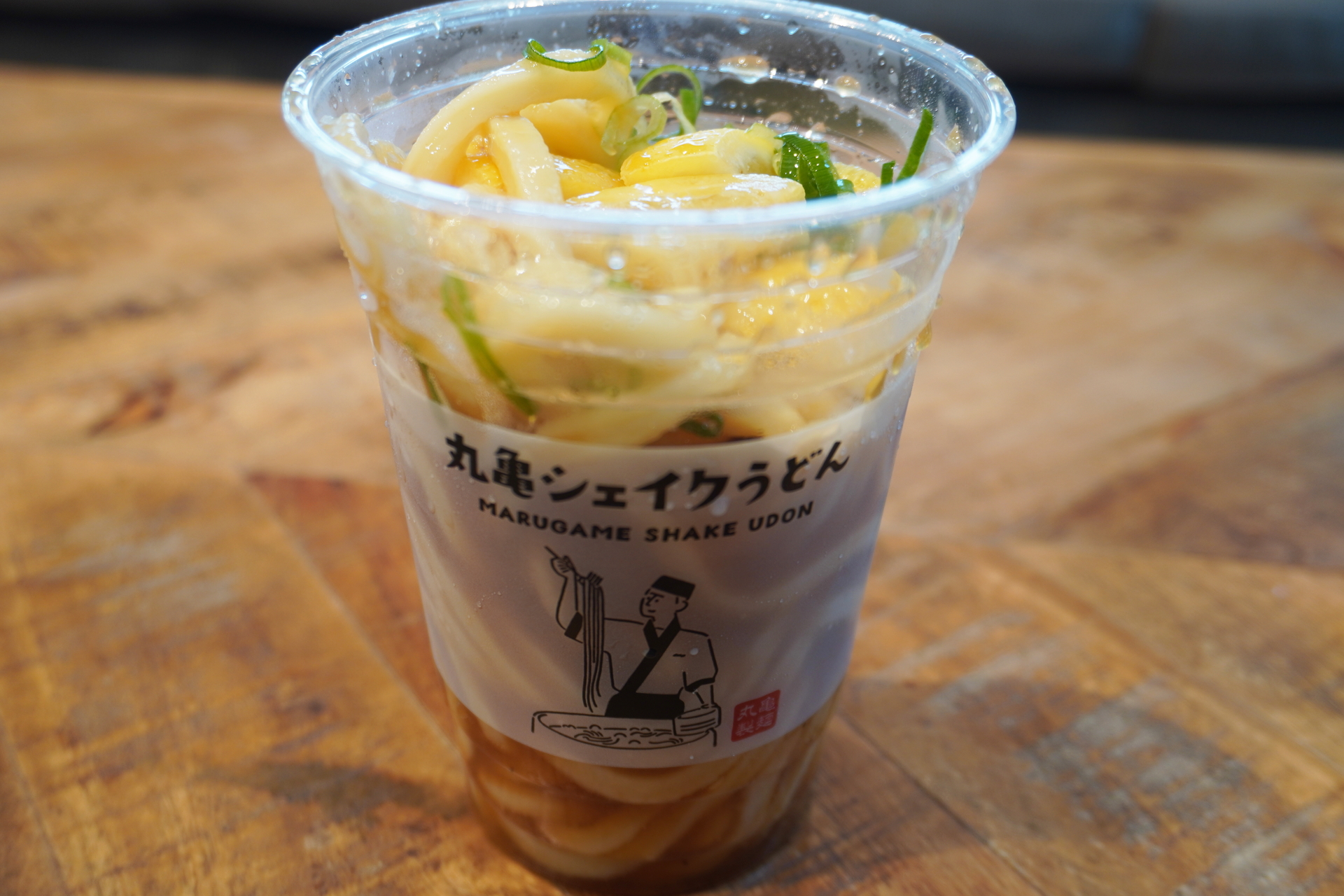 凍った塩レモンをそのままシャリシャリ食べるのもアリ（かなり酸っぱい）