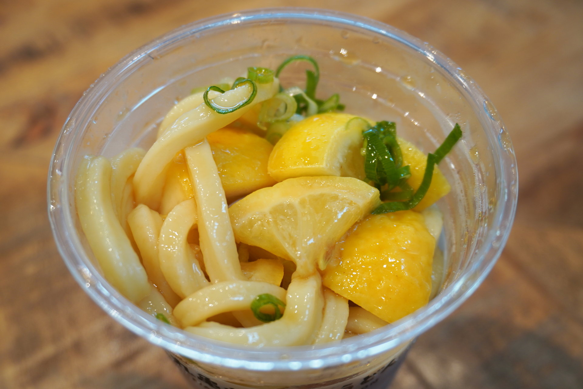 凍った塩レモンをそのままシャリシャリ食べるのもアリ（かなり酸っぱい）