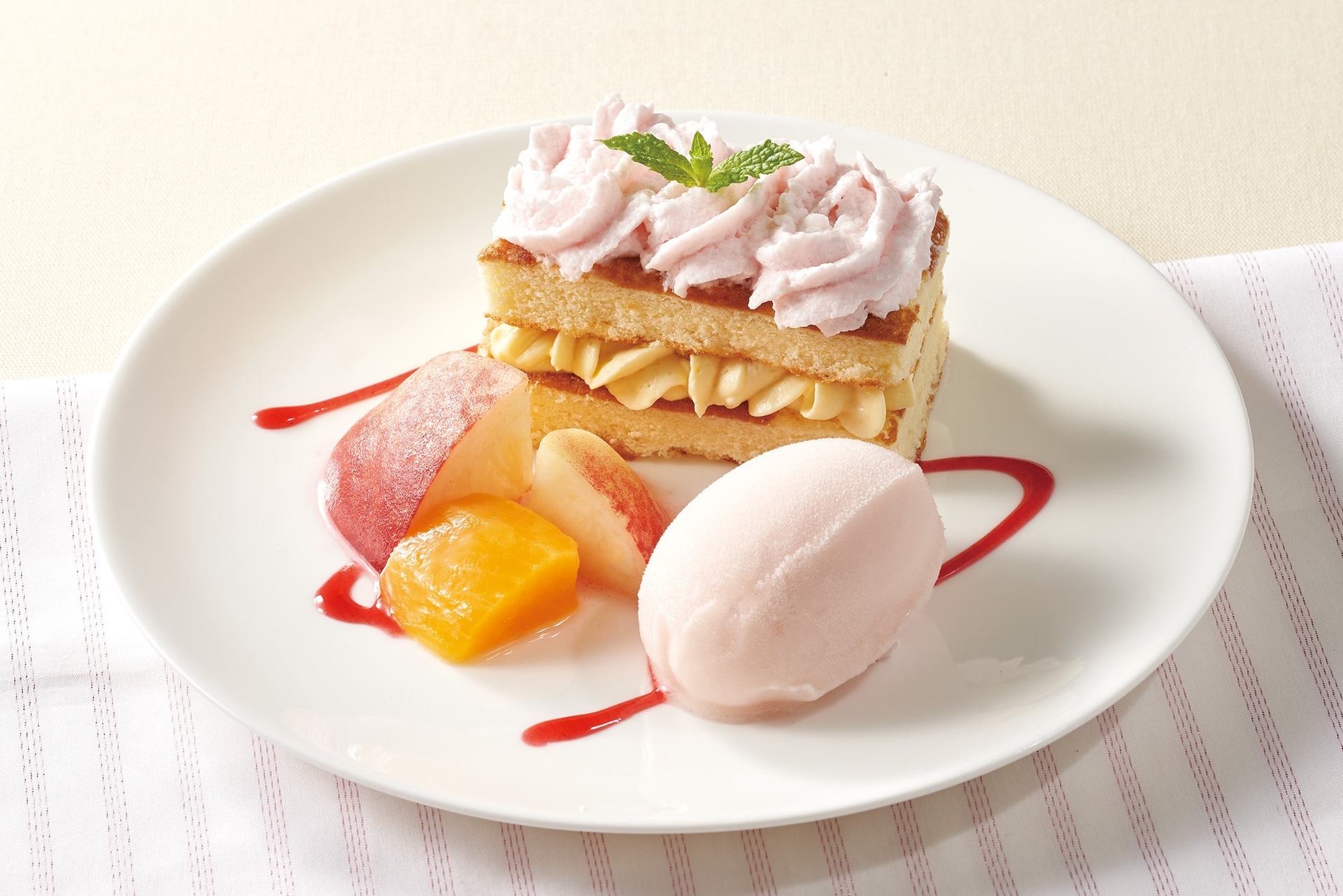 「桃とマンゴーのレアチーズムースケーキ」（549円）