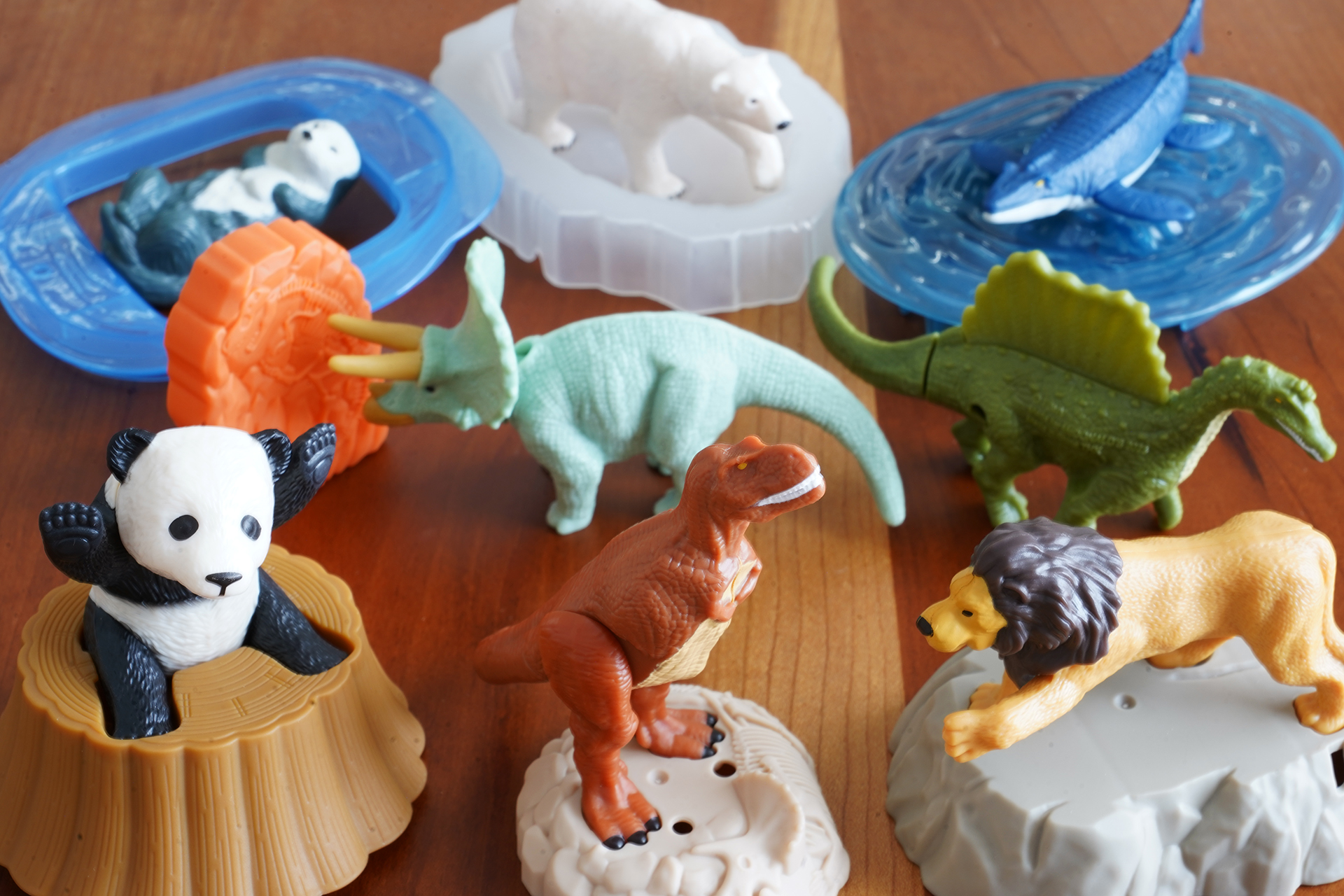 動物・恐竜が全8種ラインアップのハッピーセット「アニア」