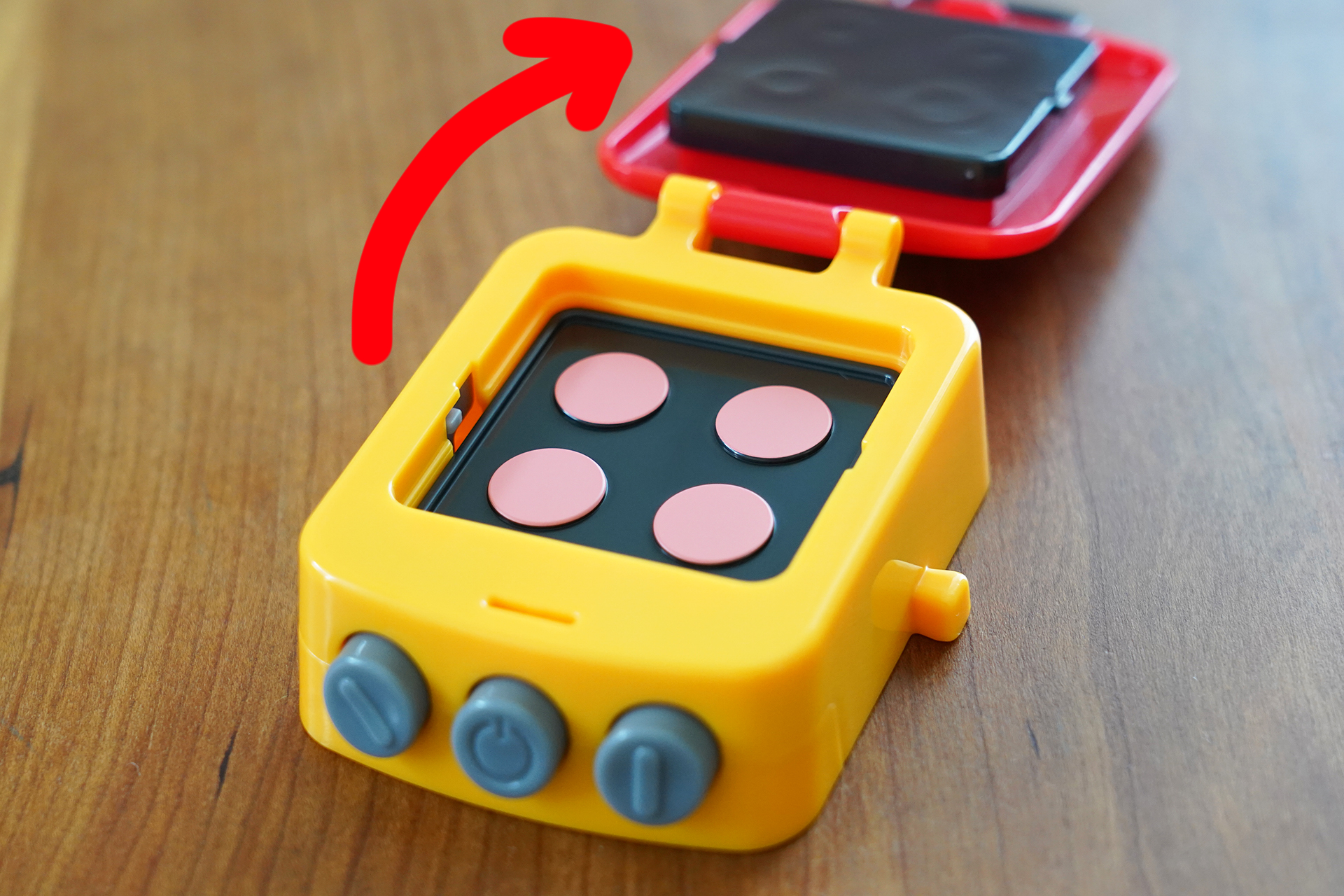 ふつうに開けると焼ける前のパティなのだが……