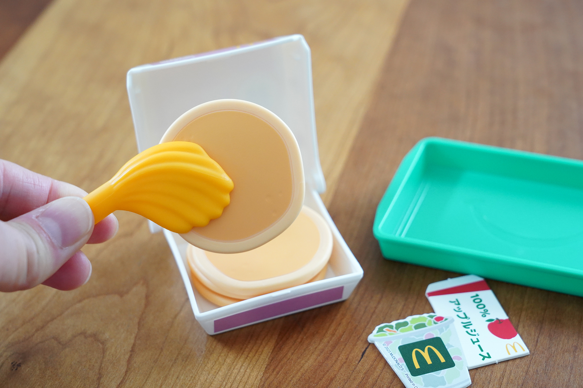 トングを使って上手にボックスの中に入れてみよう