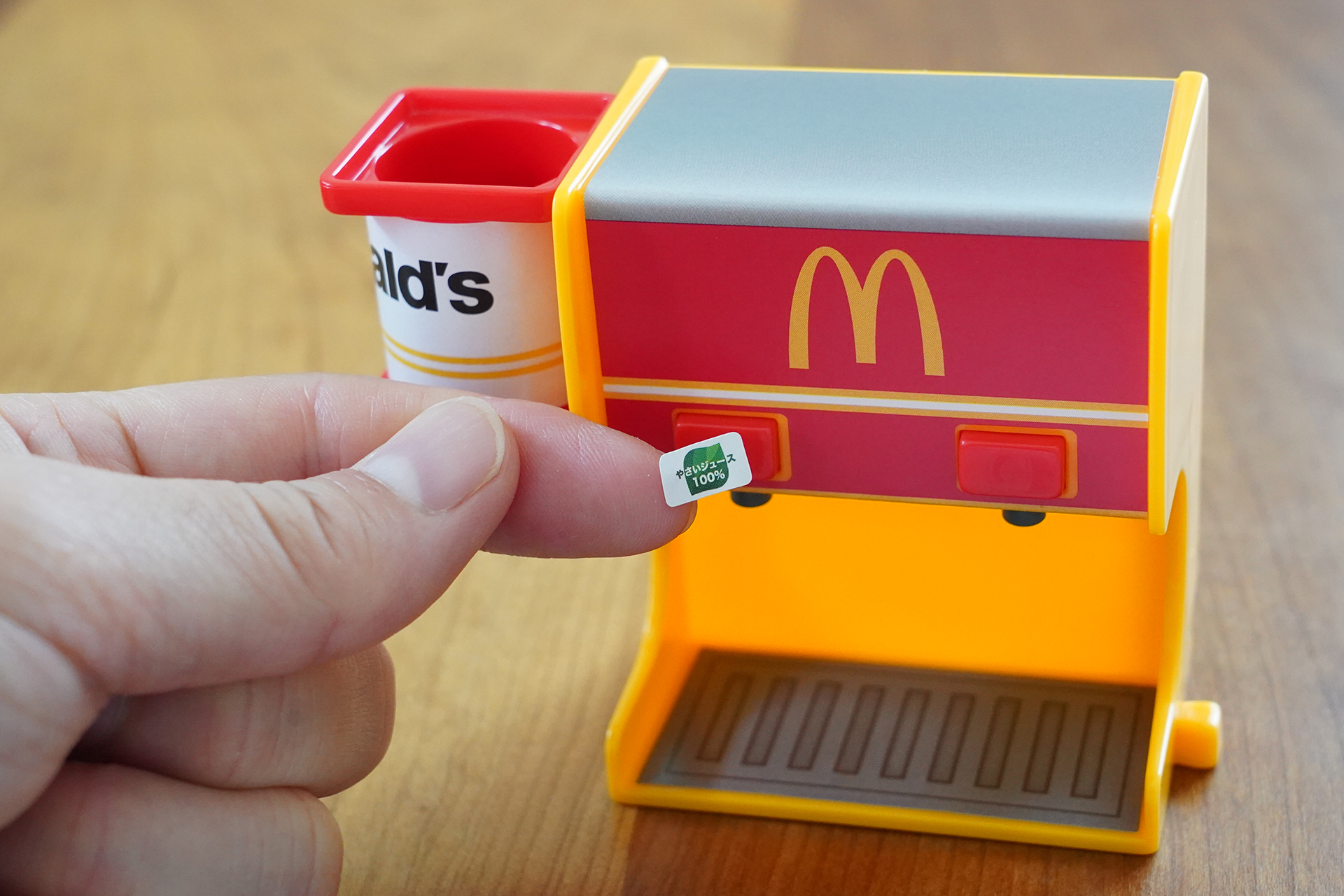 ドリンクの種類のシールを貼る