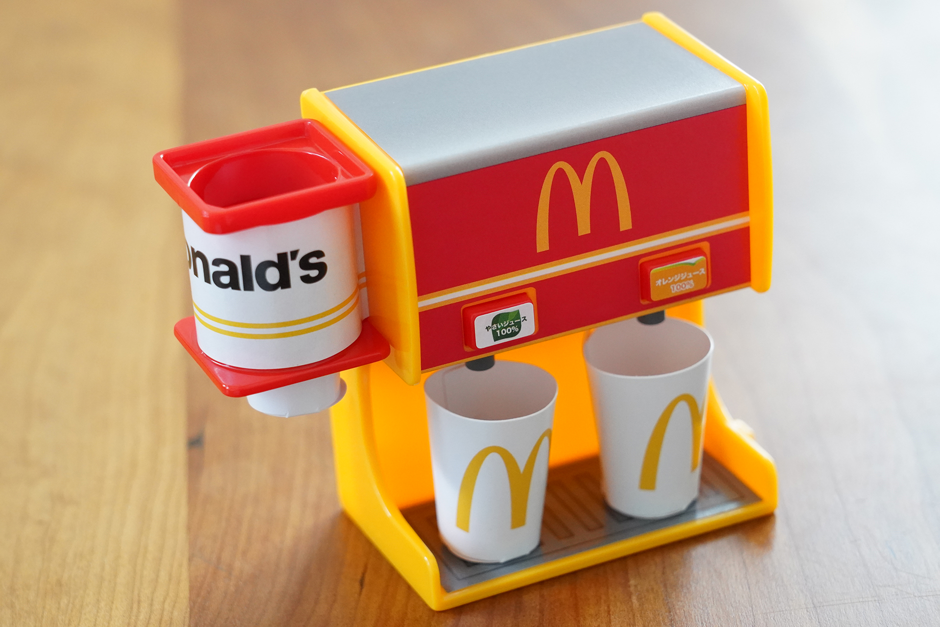 カップはホルダーの下から取り出せる