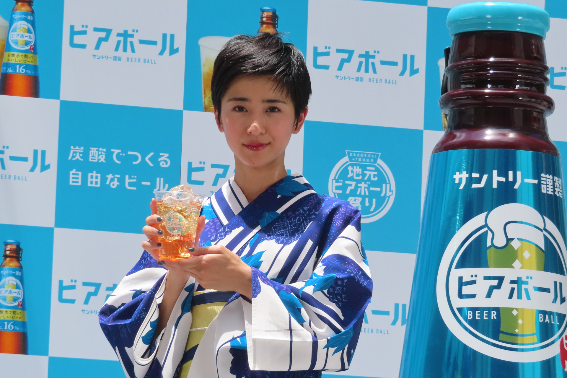 地元ビアボールをアピールする黒島結菜
