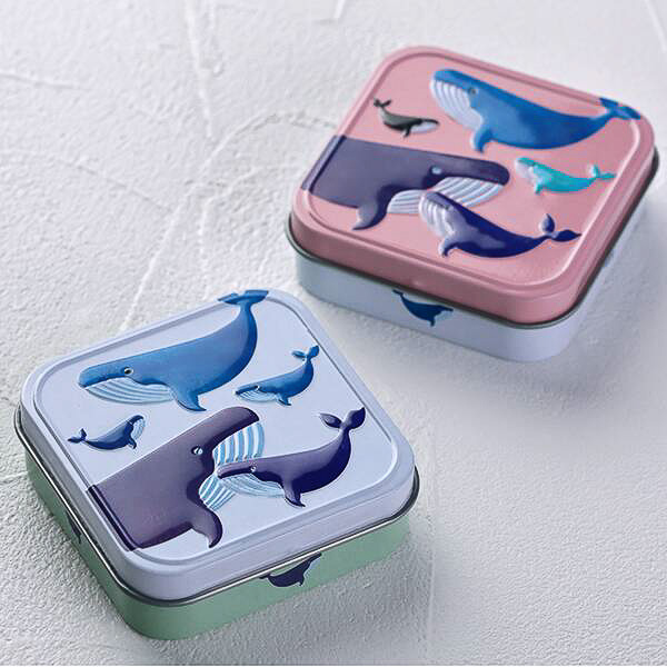 カルディ、エンボス加工されたクジラが涼しげな「クジラミニ缶」が発売