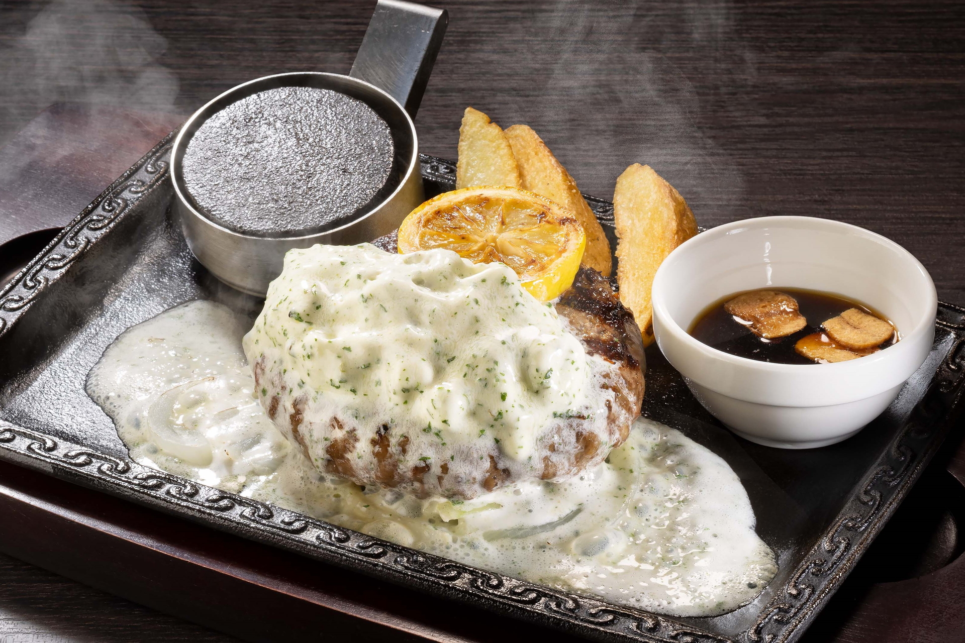 「超粗びきビーフ100％ステーキバーグ 約250g＜ふわとろガリバタ＆焼きレモン＞（ガーリックレモン醬油ソース）」（1539円）