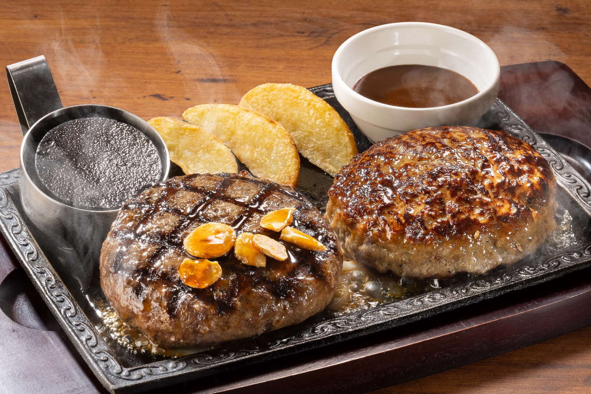 「合盛りハンバーグ 約250g×2（シェフのこだわり 特製デミグラスソース＆ガーリックレモン醤油ソース）」（1979円）