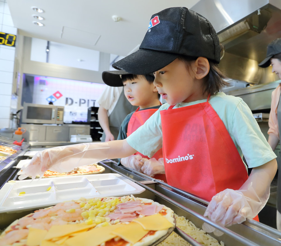 ドミノ・ピザ「ピザアカデミー夏休みスペシャル」に約1万2000名“無料