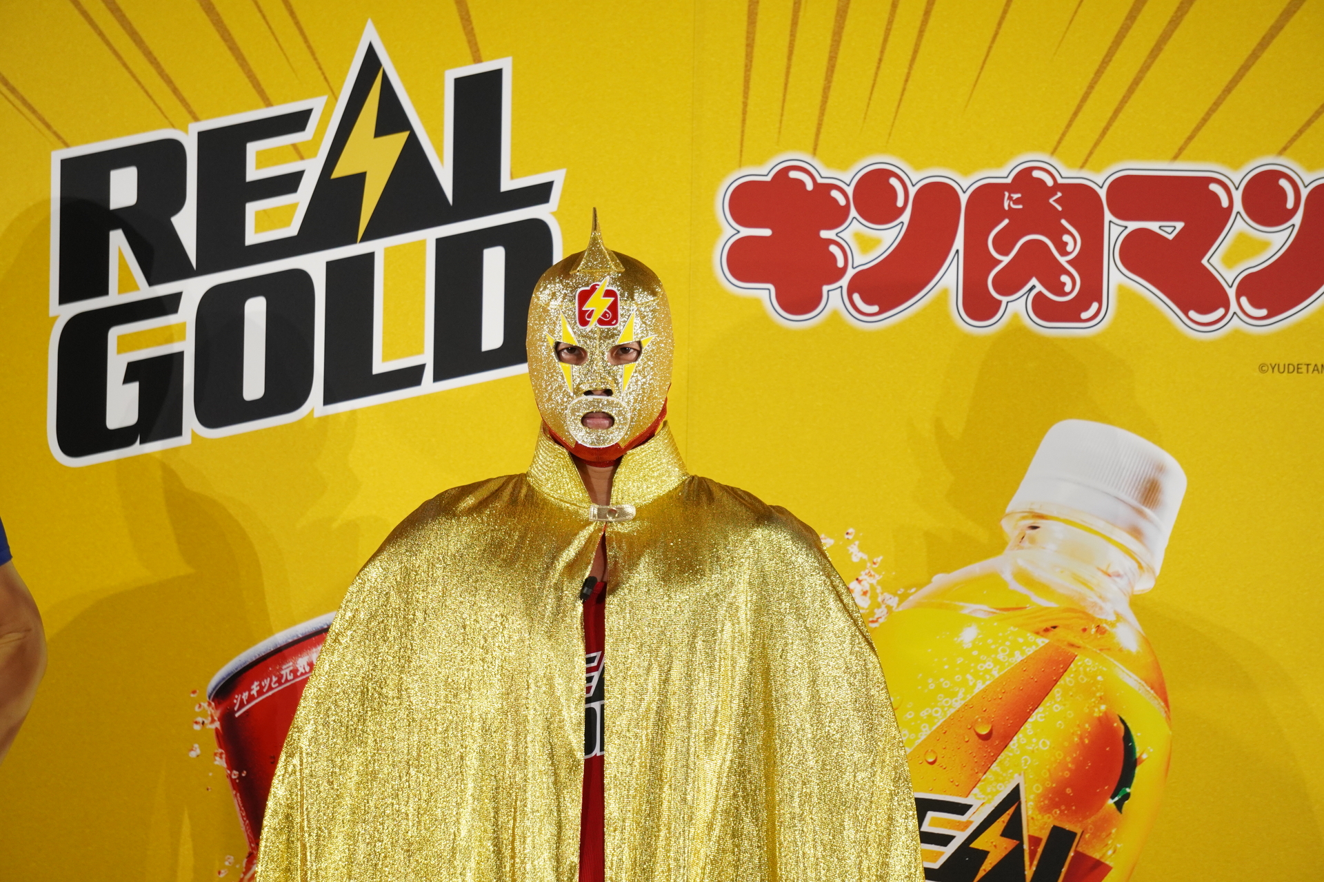 登場時、元気のない元気超人。キン肉マンから「リアルゴールド」が受け渡されて飲むと……