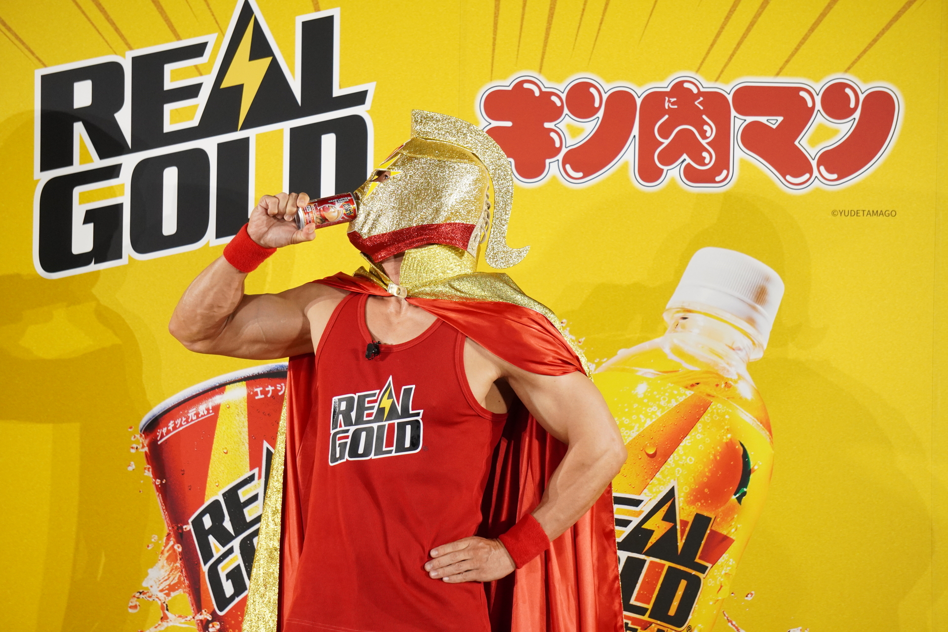 登場時、元気のない元気超人。キン肉マンから「リアルゴールド」が受け渡されて飲むと……