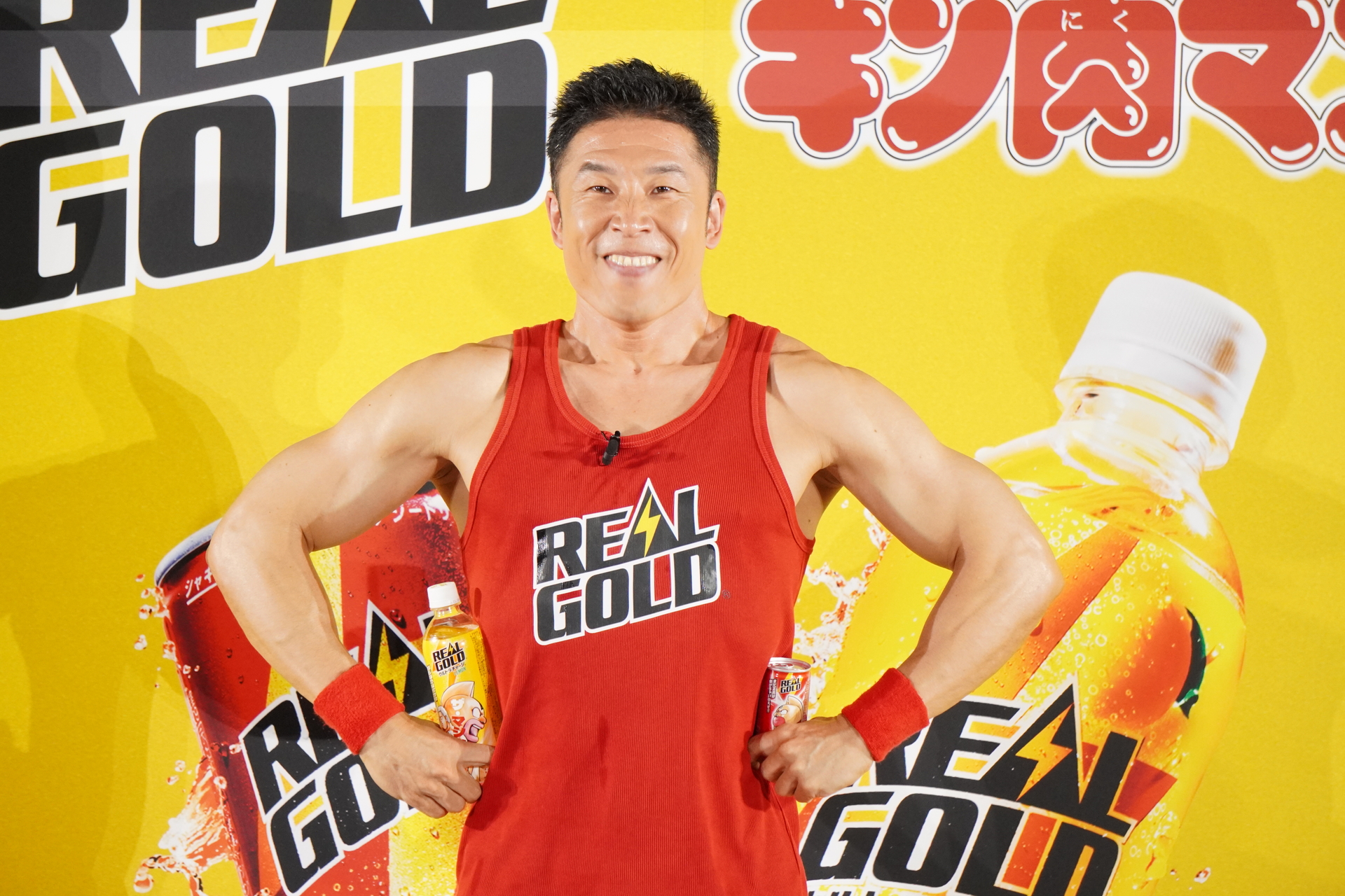 「キン肉マン」にちなんだボディビルのポージングを次々と披露。最後は「キン肉マン」と一緒に肉のカーテンがさく裂