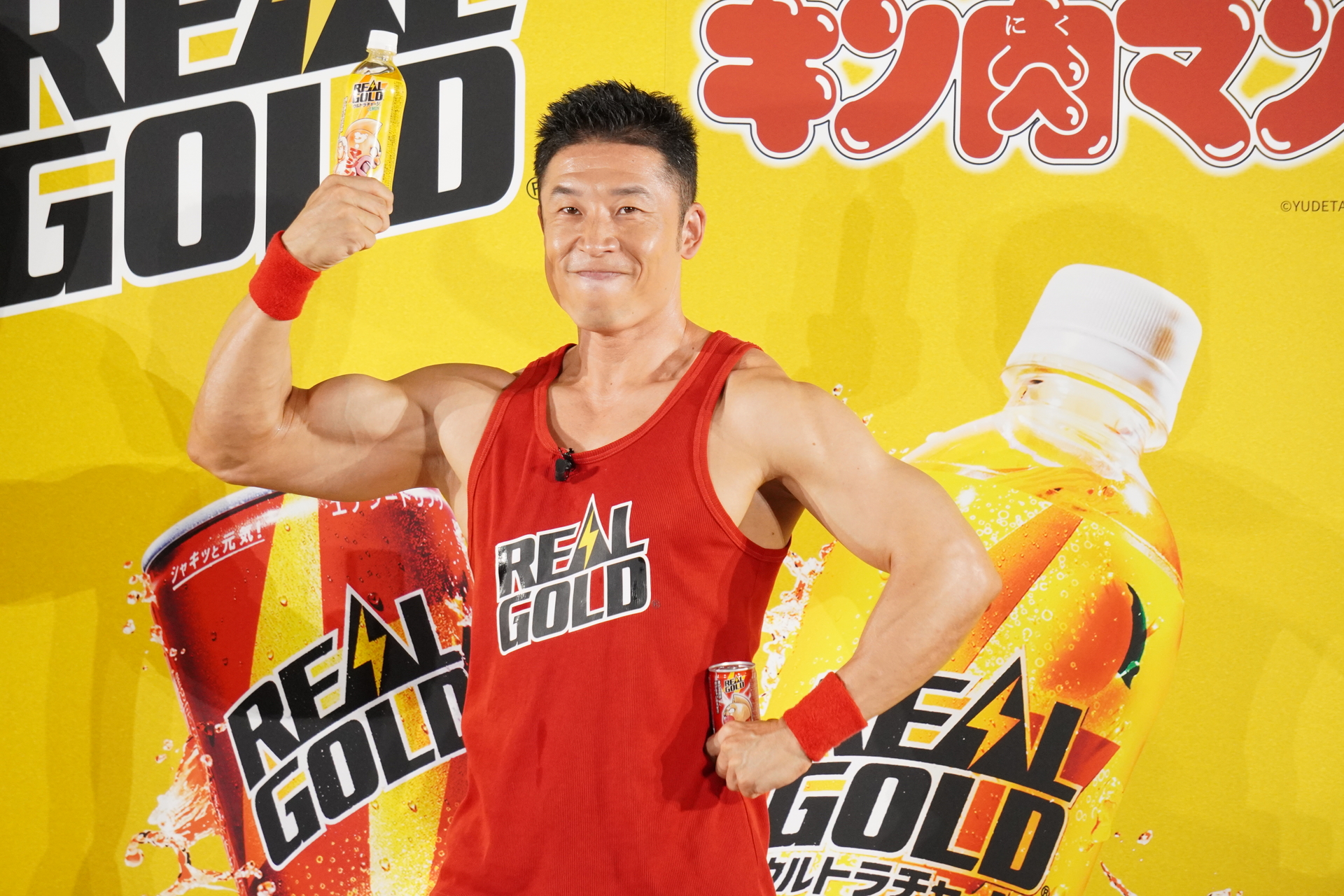 「キン肉マン」にちなんだボディビルのポージングを次々と披露。最後は「キン肉マン」と一緒に肉のカーテンがさく裂