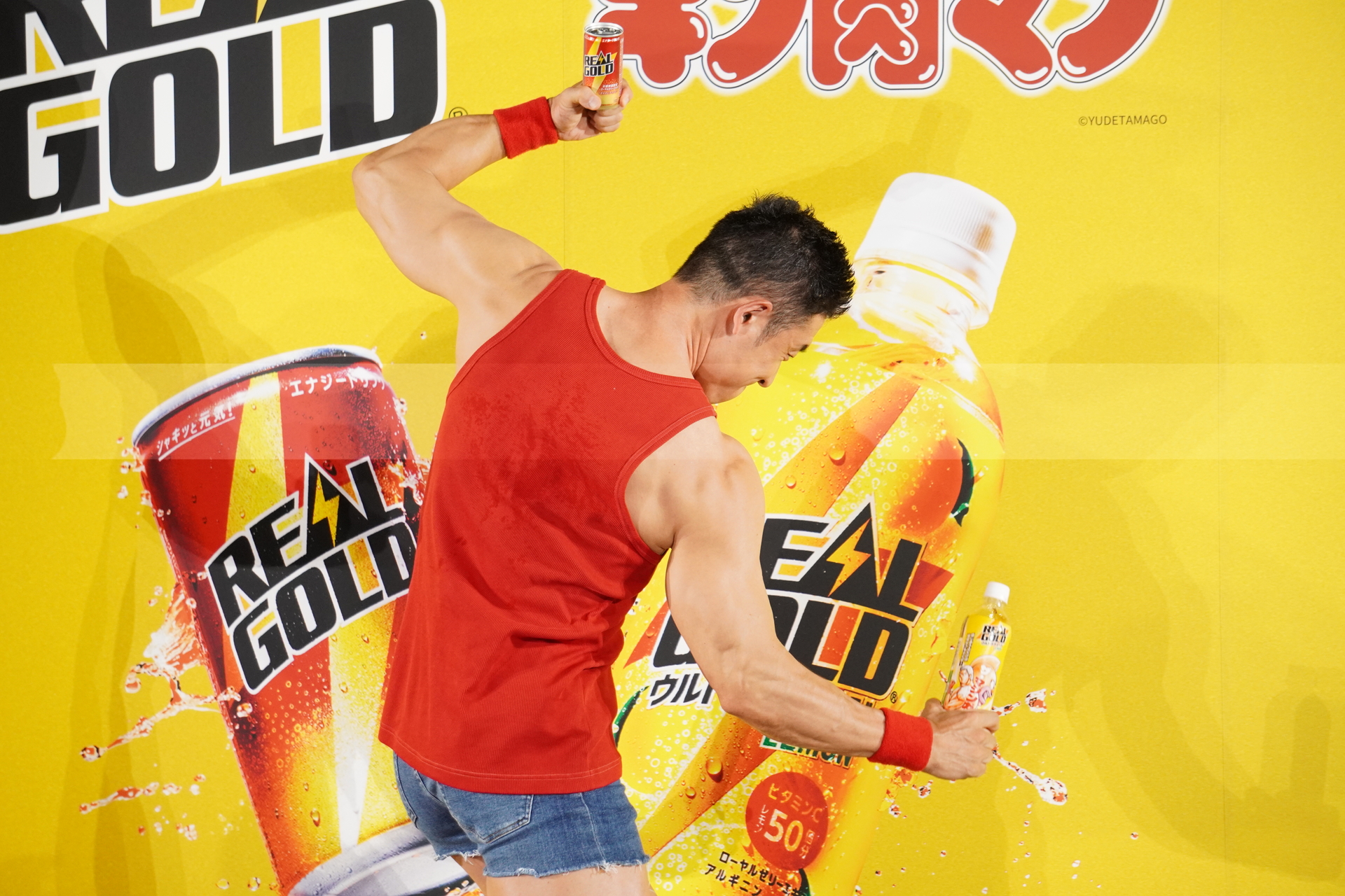 「キン肉マン」にちなんだボディビルのポージングを次々と披露。最後は「キン肉マン」と一緒に肉のカーテンがさく裂