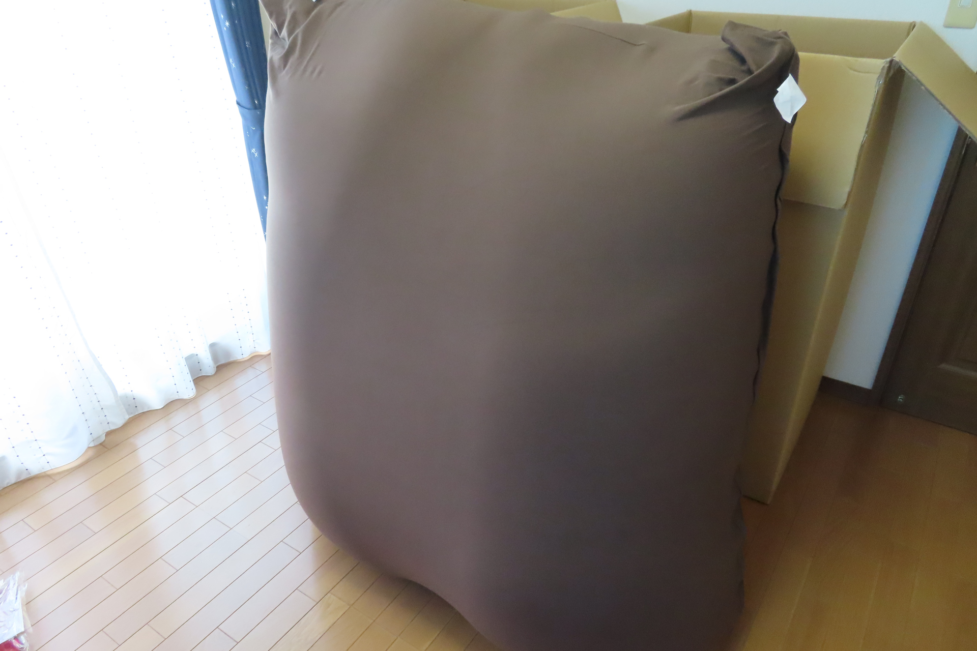 まずは茶色いカバーの中に白いクッションをねじ込む