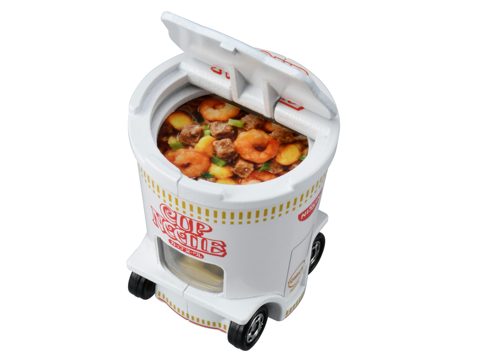 カップヌードルとコラボした「トミカ」9月上旬に発売 - グルメ Watch