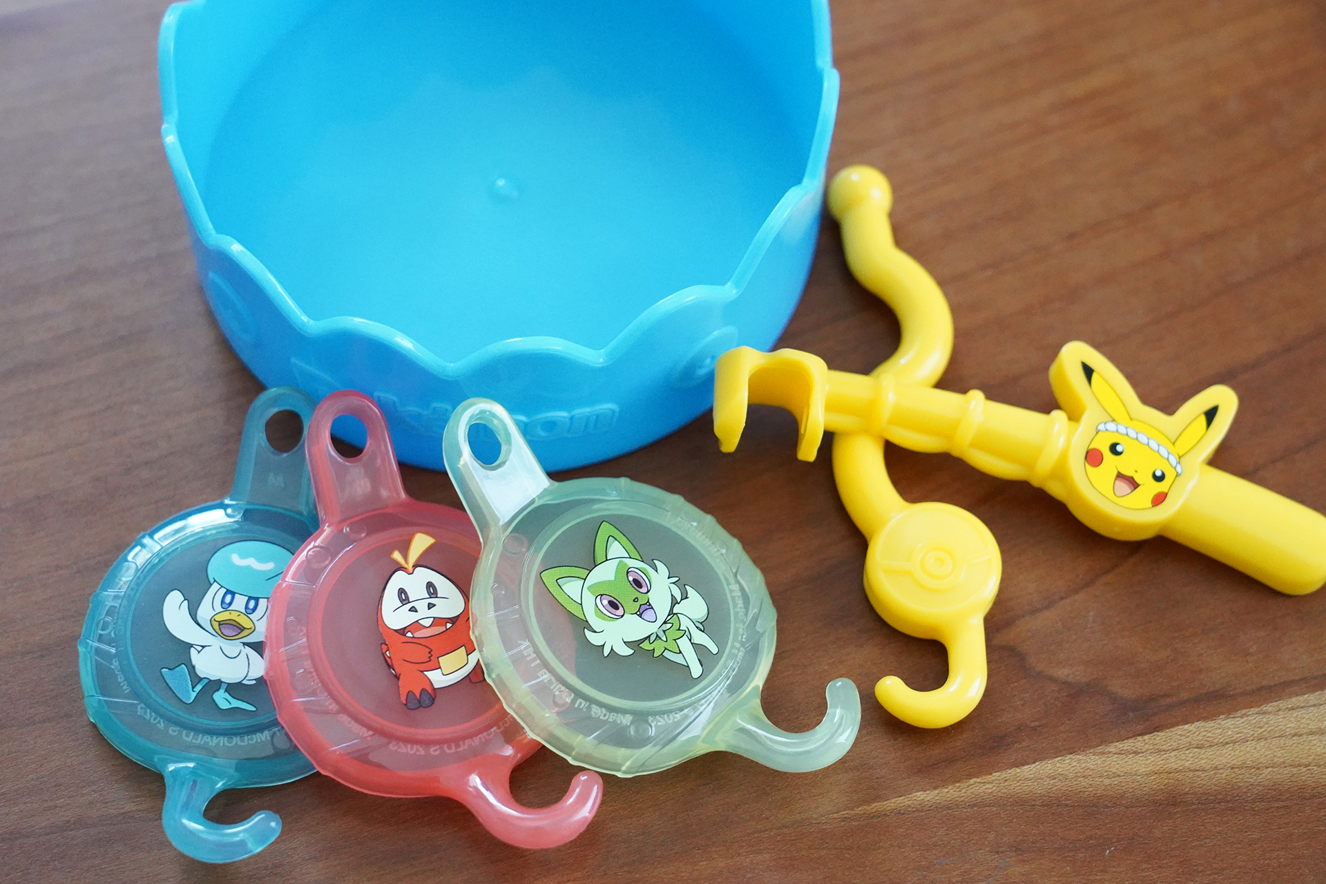 釣り竿、ヨーヨー、カップが入っている