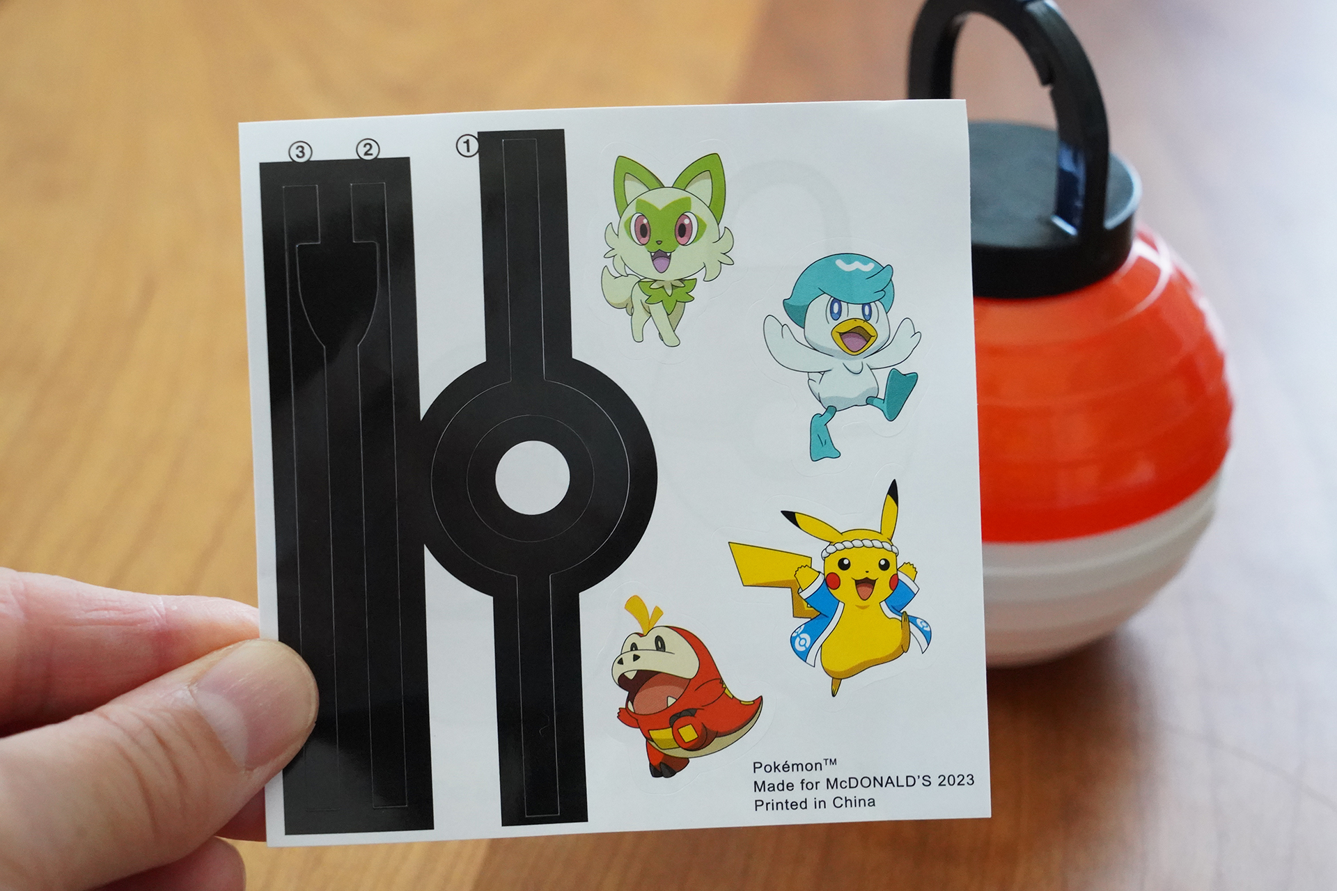 全8種のうち唯一のシール貼りおもちゃ。ニャオハたちのシールは好きなところに貼ってね